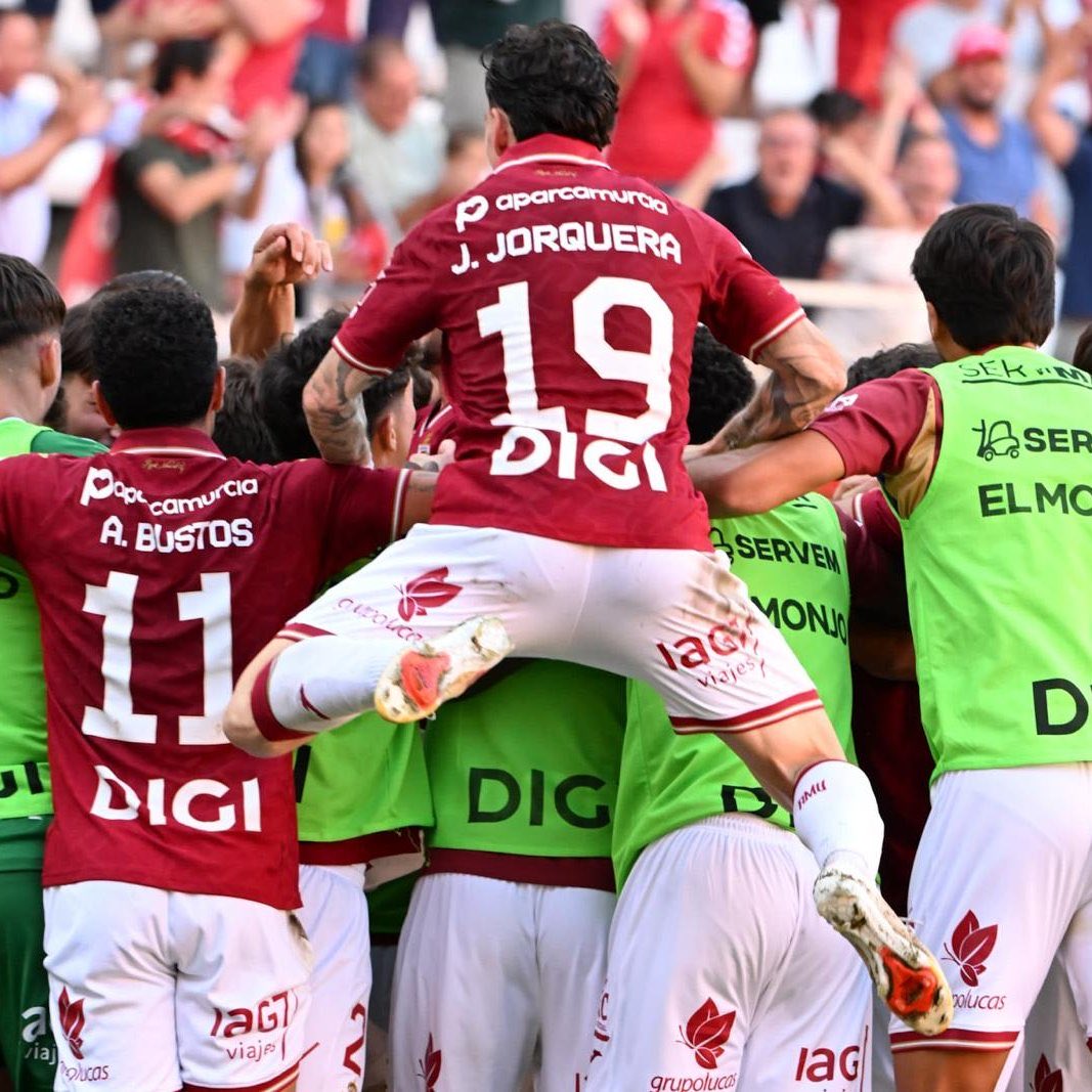 RealMurcianismo's tweet photo. Sin fútbol pero con muchas ganas de Real Murcia.

¡Queremos más! 🔴🔴 https://t.co/05C4xaZriq