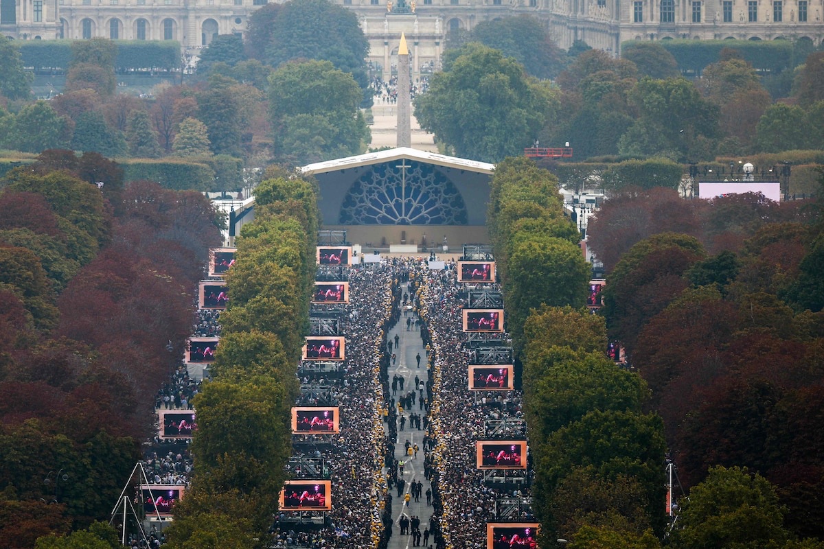 RorateCaeli's tweet photo. Catholicism in France is safe. Its future is sound and bright.

And with a Catholic France in her heart, a Christian Europe is certain, no matter what difficulties may come.

Gloria Patri, et Filio, et Spiritui Sancto! https://t.co/1MtFd8XXDC