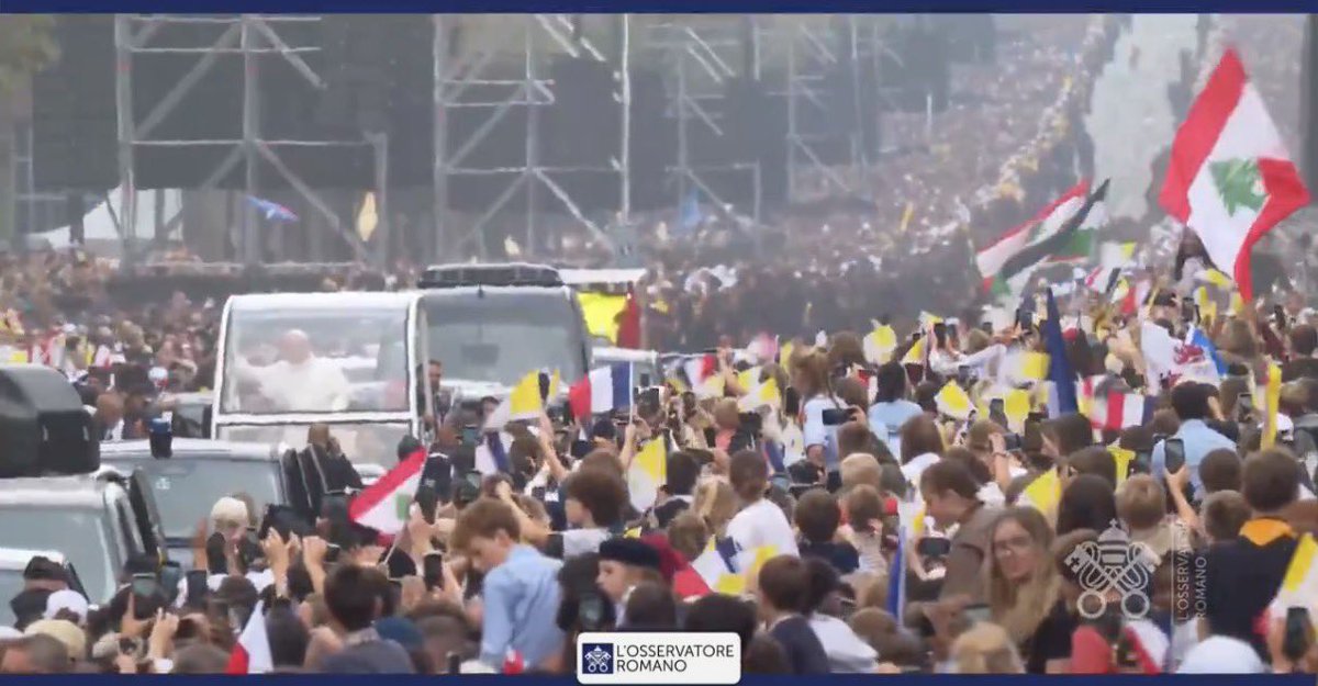 anthony_khouri's tweet photo. Voir des dizaines de drapeaux libanais se déployer au milieu de la foule des fidèles sur les Champs Élysées n’a rien d’un hasard! 
Parce que c’est la France. Parce que c’est le Liban. Et parce que nos histoires, comme nos liens avec le Saint-Siège, sont profondément et intrinsèquement liés 🇫🇷🇻🇦🇱🇧