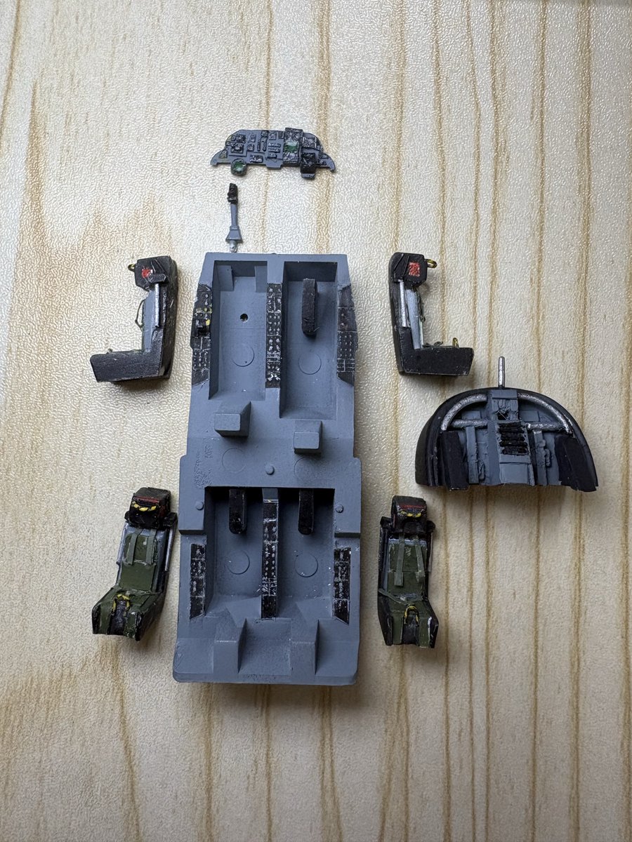 m156962's tweet photo. ひょんな出会いから珍しく真っ新な状態からプラモを作ることに🙄
今回作成するのはみんな大好き？EA-6Bプラウラー✈️
デカールは別の時に使いたいので、今回も出来るだけデカールは未使用で頑張ります✊
まずはコクピット😃 https://t.co/x5okgeXG4f