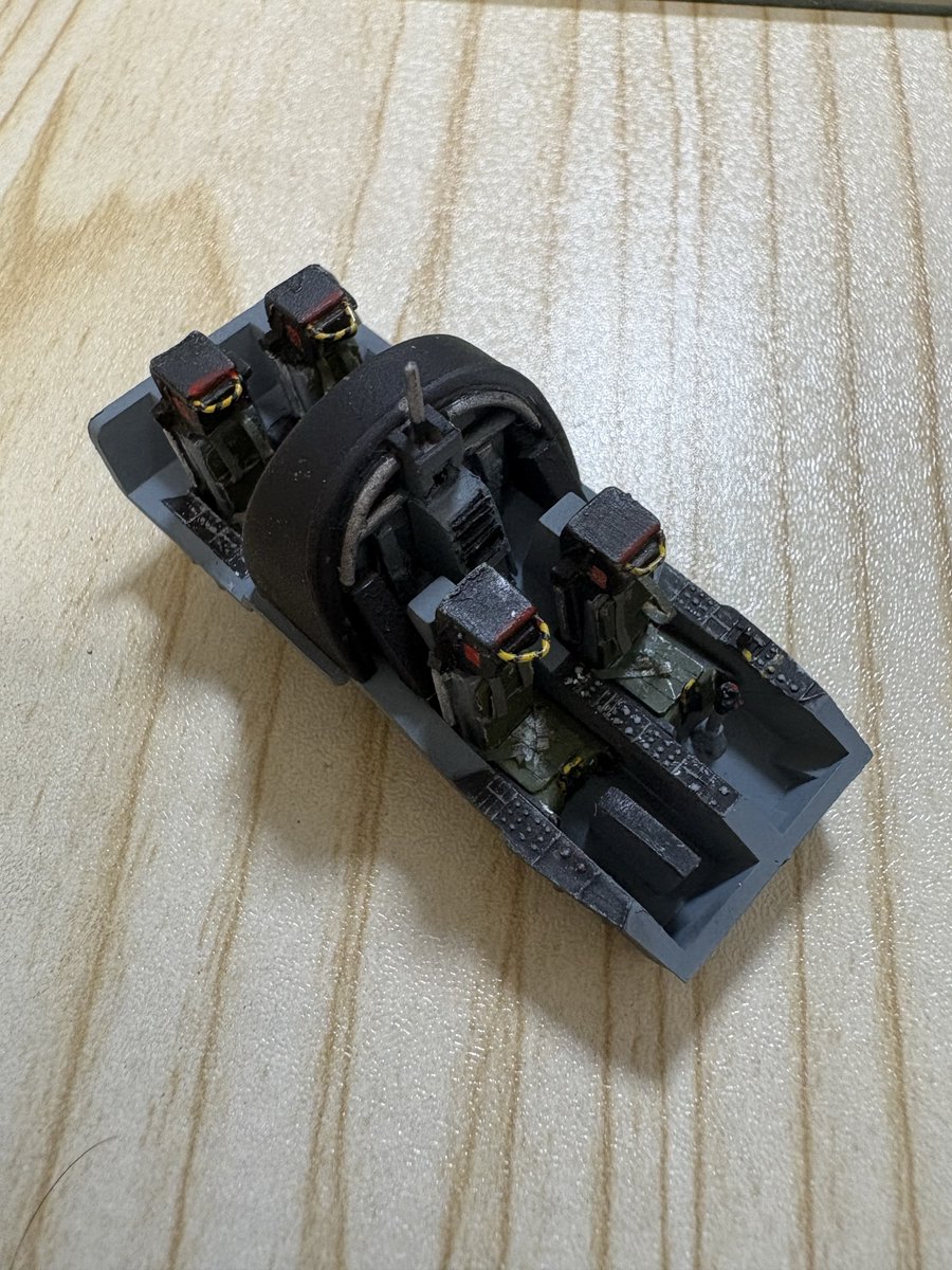 m156962's tweet photo. ひょんな出会いから珍しく真っ新な状態からプラモを作ることに🙄
今回作成するのはみんな大好き？EA-6Bプラウラー✈️
デカールは別の時に使いたいので、今回も出来るだけデカールは未使用で頑張ります✊
まずはコクピット😃 https://t.co/x5okgeXG4f