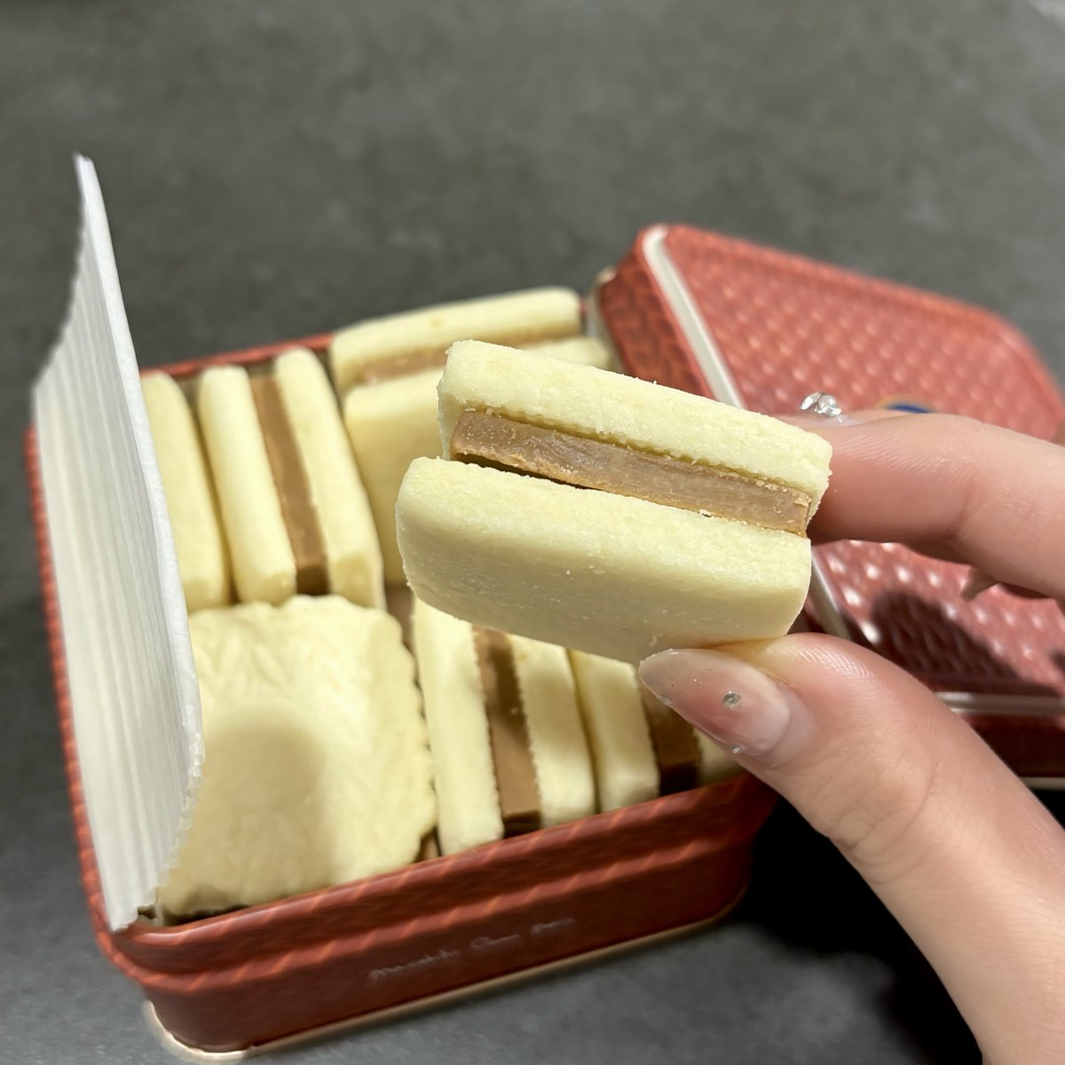 eremama6's tweet photo. これ過去一のクッキー缶かも🤤🤤♡
チョコは超濃厚だし、クッキーはサクサクで塩がきいてて神
大丸限定もあって（ガチうま）価格帯も丁度いいからギフトにもいいね🍪

大丸東京１階のマサヒコオズミ、平日昼間はすんなり買えた🎶 https://t.co/E1f5ekPqwO