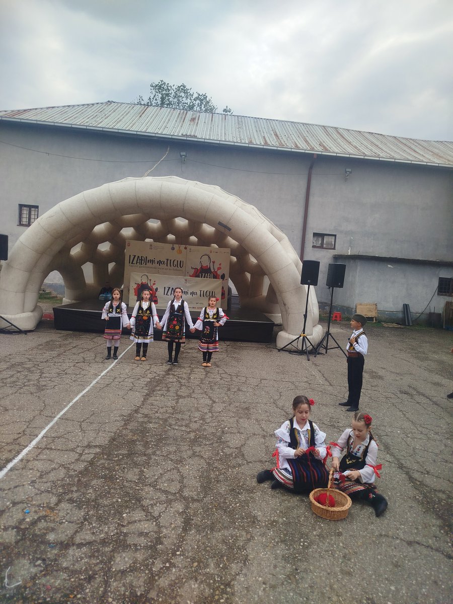 DKPecenjevce's tweet photo. Манифестација „Изађи ми на теглу“, у организацији Дома културе Брестовац, отворена је наступом наших фолклораша, који су својом игром и песмом улепшали почетак овог лепог дружења. Поносни смо на наше фолклораше који чувају традицију и културно наслеђе нашег краја. https://t.co/kz8nWwCEsT