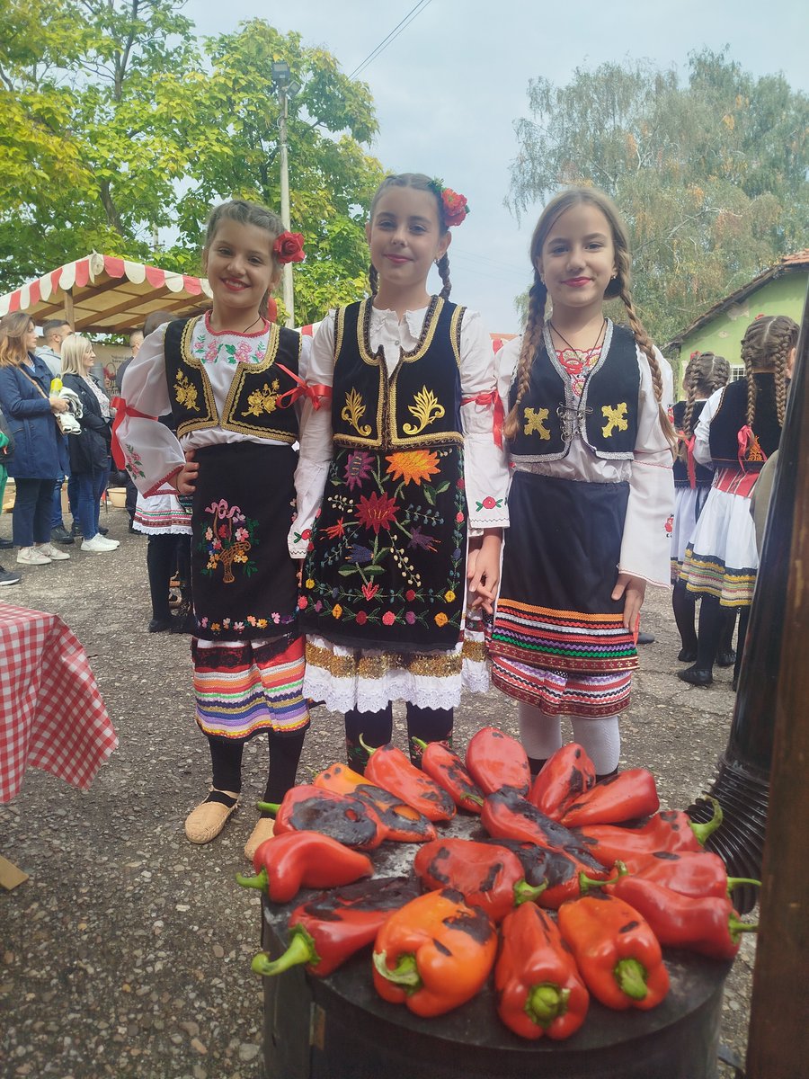 DKPecenjevce's tweet photo. Манифестација „Изађи ми на теглу“, у организацији Дома културе Брестовац, отворена је наступом наших фолклораша, који су својом игром и песмом улепшали почетак овог лепог дружења. Поносни смо на наше фолклораше који чувају традицију и културно наслеђе нашег краја. https://t.co/kz8nWwCEsT