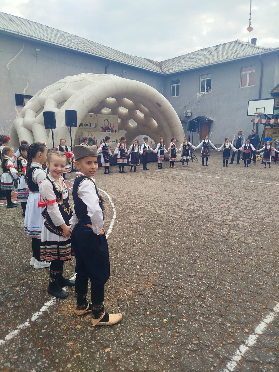 DKPecenjevce's tweet photo. Манифестација „Изађи ми на теглу“, у организацији Дома културе Брестовац, отворена је наступом наших фолклораша, који су својом игром и песмом улепшали почетак овог лепог дружења. Поносни смо на наше фолклораше који чувају традицију и културно наслеђе нашег краја. https://t.co/kz8nWwCEsT