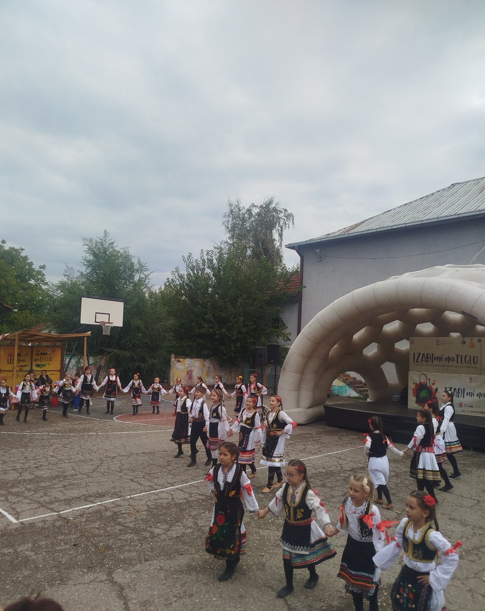 DKPecenjevce's tweet photo. Манифестација „Изађи ми на теглу“, у организацији Дома културе Брестовац, отворена је наступом наших фолклораша, који су својом игром и песмом улепшали почетак овог лепог дружења. Поносни смо на наше фолклораше који чувају традицију и културно наслеђе нашег краја. https://t.co/kz8nWwCEsT