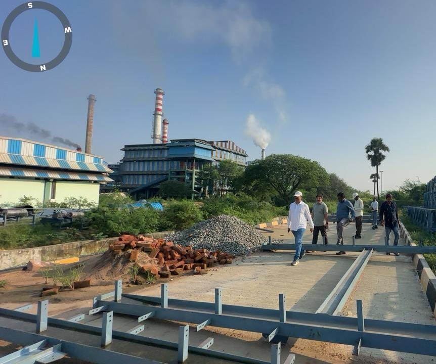 APDeputyCMO's tweet photo. ఉప ముఖ్యమంత్రివర్యులు శ్రీ పవన్ కళ్యాణ్ గారి ఆదేశాలతో కదిలిన ఏపీ పీసీబీ

•సోషల్ మీడియా ఫిర్యాదుల ఆధారంగా పరవాడ ఫార్మాసిటీలో తనిఖీలు
•పలు ప్రాంతాల్లో నమూనాల సేకరణ.. శుద్ధి చేయని వ్యర్థాలు వర్షపు నీటి కాలువల్లోకి విడుదల చేసినట్టు గుర్తింపు
•ఫార్మాసిటీ పరిధిలోని 95 పరిశ్రమలకు షోకాజ్ నోటీసులు
•దిద్దుబాటు చర్యలు నిర్దేశించిన ఏపీ పీసీబీ
•ప్రమాదకర వ్యర్థాల నిర్వహణ అనంతరమే విడుదల చేయాలని ఆదేశం
•అక్రమంగా ప్రమాదకర వ్యర్థాల విడుదల చేస్తే నిబంధనల మేరకు చర్యలు

అనకాపల్లి జిల్లా, పరవాడ ఫార్మాసిటీ సమీపంలోని డ్రెయిన్లు, వర్షపు నీటి కాలువల్లో నల్లటి రంగుతో కూడిన నీరు ప్రవహిస్తోందని, దుర్వాసన వస్తుందని శుక్రవారం ఇన్‌స్టాగ్రామ్‌లోని ఓ అకౌంట్‌లో పోస్ట్ అయిన వీడియోపై రాష్ట్ర ఉప ముఖ్యమంత్రివర్యులు శ్రీ @PawanKalyan గారు స్పందించారు. ఆ ప్రాంతంలో పర్యటించి వాస్తవ పరిస్థితులపై సమగ్ర నివేదిక సమర్పించాలని ఏపీ పీసీబీ అధికారులను ఆదేశించారు. శ్రీ పవన్ కళ్యాణ్ గారి ఆదేశాలతో వీడియో ఆధారంగా ఆయా ప్రాంతాల్లో మురుగు కాలువల్లో ఆంధ్రప్రదేశ్ కాలుష్య నియంత్రణ మండలి అధికారులు తనిఖీలు చేపట్టారు. శుద్ధి చేయని వ్యర్థాలతో కూడిన నీటిని వర్షపు నీటి కాలువల్లోకి విడుదల చేసినట్టు, ఆ పరిసరాల్లో దుర్వాసనకు కారణమైన ఆరోపణలపై వివరణ కోరుతూ ఫార్మాసిటీ పరిధిలోని అన్ని పరిశ్రమలకు షోకాజ్ నోటీసులు జారీ చేశారు. మొత్తం 95 కంపెనీలకు ఏపీపీసీబీ నుంచి నోటీసులు జారీ అయ్యాయి.

•వ్యర్థాల నిర్వహణ డిజిటలీకరణకు ఆదేశం
ఉప ముఖ్యమంత్రివర్యుల ఆదేశాల మేరకు షోకాజ్ నోటీసులతోపాటు పలు దిద్దుబాటు చర్యలు కూడా తప్పనిసరిగా అమలు చేయాలని ఏపీపీసీబీ పరిశ్రమలకు ఆదేశించింది. వర్షపు నీటిని నిల్వ చేసే ఏర్పాట్లు చేయాలని, ఎట్టి పరిస్థితుల్లోనూ మురుగునీరు లేదా కలుషిత నీటిని పరిశ్రమల వెలుపలికి విడుదల చేయకుండా చూడాలని, ఎఫ్లుయెంట్, ప్రమాదకర వ్యర్థాలను క్రమం తప్పకుండా శాస్త్రీయ పద్ధతిలో నిర్వహించడం, అవసరమైన స్క్రబ్బర్లను ఏర్పాటు చేసి ఆన్‌లైన్ మానిటరింగ్ నిర్వహించడం, తేదీ, సమయం నమోదయ్యే విధంగా సీసీటీవీ కెమెరాలను ఏర్పాటు చేయడం, శుద్ధి చేసిన వ్యర్థాలకు సంబంధించిన సీసీటీవీ ఫుటేజీని కనీసం ఆరు నెలల పాటు భద్రపరచడం, కన్‌సెంట్ టు ఆపరేట్ (CTO), హాజర్డస్ వేస్ట్ అనుమతుల నిబంధనలను కచ్చితంగా పాటించడం వంటి చర్యలను కాలుష్య నియంత్రణ మండలి సూచించింది.

అక్రమంగా మురుగునీరు, ప్రమాదకర వ్యర్థాలు, ఉప ఉత్పత్తుల వంటి వాటిని విడుదల చేస్తున్నట్లు నిర్ధారణ అయితే ఆయా పరిశ్రమలపై పర్యావరణ నిబంధనలను అనుసరించి తగిన చర్యలు తీసుకుంటామని ఏపీపీసీబీ హెచ్చరించింది. షోకాజ్ నోటీసుకు స్పందించేందుకు పరిశ్రమలకు ఏడు రోజుల గడువు ఇచ్చారు. నిర్దేశిత సమయంలో సంతృప్తికరమైన వివరణ ఇవ్వాలని పేర్కొంది. పై చర్యలను వివరిస్తూ ఒక నివేదికను ఏపీపీసీబీ ఉప ముఖ్యమంత్రివర్యుల వారి కార్యాలయానికి పంపింది.