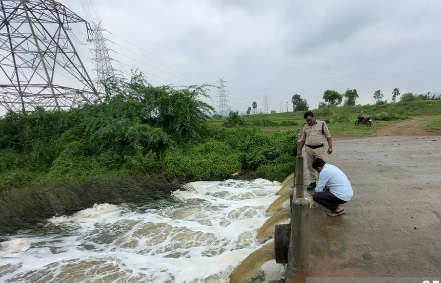 APDeputyCMO's tweet photo. ఉప ముఖ్యమంత్రివర్యులు శ్రీ పవన్ కళ్యాణ్ గారి ఆదేశాలతో కదిలిన ఏపీ పీసీబీ

•సోషల్ మీడియా ఫిర్యాదుల ఆధారంగా పరవాడ ఫార్మాసిటీలో తనిఖీలు
•పలు ప్రాంతాల్లో నమూనాల సేకరణ.. శుద్ధి చేయని వ్యర్థాలు వర్షపు నీటి కాలువల్లోకి విడుదల చేసినట్టు గుర్తింపు
•ఫార్మాసిటీ పరిధిలోని 95 పరిశ్రమలకు షోకాజ్ నోటీసులు
•దిద్దుబాటు చర్యలు నిర్దేశించిన ఏపీ పీసీబీ
•ప్రమాదకర వ్యర్థాల నిర్వహణ అనంతరమే విడుదల చేయాలని ఆదేశం
•అక్రమంగా ప్రమాదకర వ్యర్థాల విడుదల చేస్తే నిబంధనల మేరకు చర్యలు

అనకాపల్లి జిల్లా, పరవాడ ఫార్మాసిటీ సమీపంలోని డ్రెయిన్లు, వర్షపు నీటి కాలువల్లో నల్లటి రంగుతో కూడిన నీరు ప్రవహిస్తోందని, దుర్వాసన వస్తుందని శుక్రవారం ఇన్‌స్టాగ్రామ్‌లోని ఓ అకౌంట్‌లో పోస్ట్ అయిన వీడియోపై రాష్ట్ర ఉప ముఖ్యమంత్రివర్యులు శ్రీ @PawanKalyan గారు స్పందించారు. ఆ ప్రాంతంలో పర్యటించి వాస్తవ పరిస్థితులపై సమగ్ర నివేదిక సమర్పించాలని ఏపీ పీసీబీ అధికారులను ఆదేశించారు. శ్రీ పవన్ కళ్యాణ్ గారి ఆదేశాలతో వీడియో ఆధారంగా ఆయా ప్రాంతాల్లో మురుగు కాలువల్లో ఆంధ్రప్రదేశ్ కాలుష్య నియంత్రణ మండలి అధికారులు తనిఖీలు చేపట్టారు. శుద్ధి చేయని వ్యర్థాలతో కూడిన నీటిని వర్షపు నీటి కాలువల్లోకి విడుదల చేసినట్టు, ఆ పరిసరాల్లో దుర్వాసనకు కారణమైన ఆరోపణలపై వివరణ కోరుతూ ఫార్మాసిటీ పరిధిలోని అన్ని పరిశ్రమలకు షోకాజ్ నోటీసులు జారీ చేశారు. మొత్తం 95 కంపెనీలకు ఏపీపీసీబీ నుంచి నోటీసులు జారీ అయ్యాయి.

•వ్యర్థాల నిర్వహణ డిజిటలీకరణకు ఆదేశం
ఉప ముఖ్యమంత్రివర్యుల ఆదేశాల మేరకు షోకాజ్ నోటీసులతోపాటు పలు దిద్దుబాటు చర్యలు కూడా తప్పనిసరిగా అమలు చేయాలని ఏపీపీసీబీ పరిశ్రమలకు ఆదేశించింది. వర్షపు నీటిని నిల్వ చేసే ఏర్పాట్లు చేయాలని, ఎట్టి పరిస్థితుల్లోనూ మురుగునీరు లేదా కలుషిత నీటిని పరిశ్రమల వెలుపలికి విడుదల చేయకుండా చూడాలని, ఎఫ్లుయెంట్, ప్రమాదకర వ్యర్థాలను క్రమం తప్పకుండా శాస్త్రీయ పద్ధతిలో నిర్వహించడం, అవసరమైన స్క్రబ్బర్లను ఏర్పాటు చేసి ఆన్‌లైన్ మానిటరింగ్ నిర్వహించడం, తేదీ, సమయం నమోదయ్యే విధంగా సీసీటీవీ కెమెరాలను ఏర్పాటు చేయడం, శుద్ధి చేసిన వ్యర్థాలకు సంబంధించిన సీసీటీవీ ఫుటేజీని కనీసం ఆరు నెలల పాటు భద్రపరచడం, కన్‌సెంట్ టు ఆపరేట్ (CTO), హాజర్డస్ వేస్ట్ అనుమతుల నిబంధనలను కచ్చితంగా పాటించడం వంటి చర్యలను కాలుష్య నియంత్రణ మండలి సూచించింది.

అక్రమంగా మురుగునీరు, ప్రమాదకర వ్యర్థాలు, ఉప ఉత్పత్తుల వంటి వాటిని విడుదల చేస్తున్నట్లు నిర్ధారణ అయితే ఆయా పరిశ్రమలపై పర్యావరణ నిబంధనలను అనుసరించి తగిన చర్యలు తీసుకుంటామని ఏపీపీసీబీ హెచ్చరించింది. షోకాజ్ నోటీసుకు స్పందించేందుకు పరిశ్రమలకు ఏడు రోజుల గడువు ఇచ్చారు. నిర్దేశిత సమయంలో సంతృప్తికరమైన వివరణ ఇవ్వాలని పేర్కొంది. పై చర్యలను వివరిస్తూ ఒక నివేదికను ఏపీపీసీబీ ఉప ముఖ్యమంత్రివర్యుల వారి కార్యాలయానికి పంపింది.