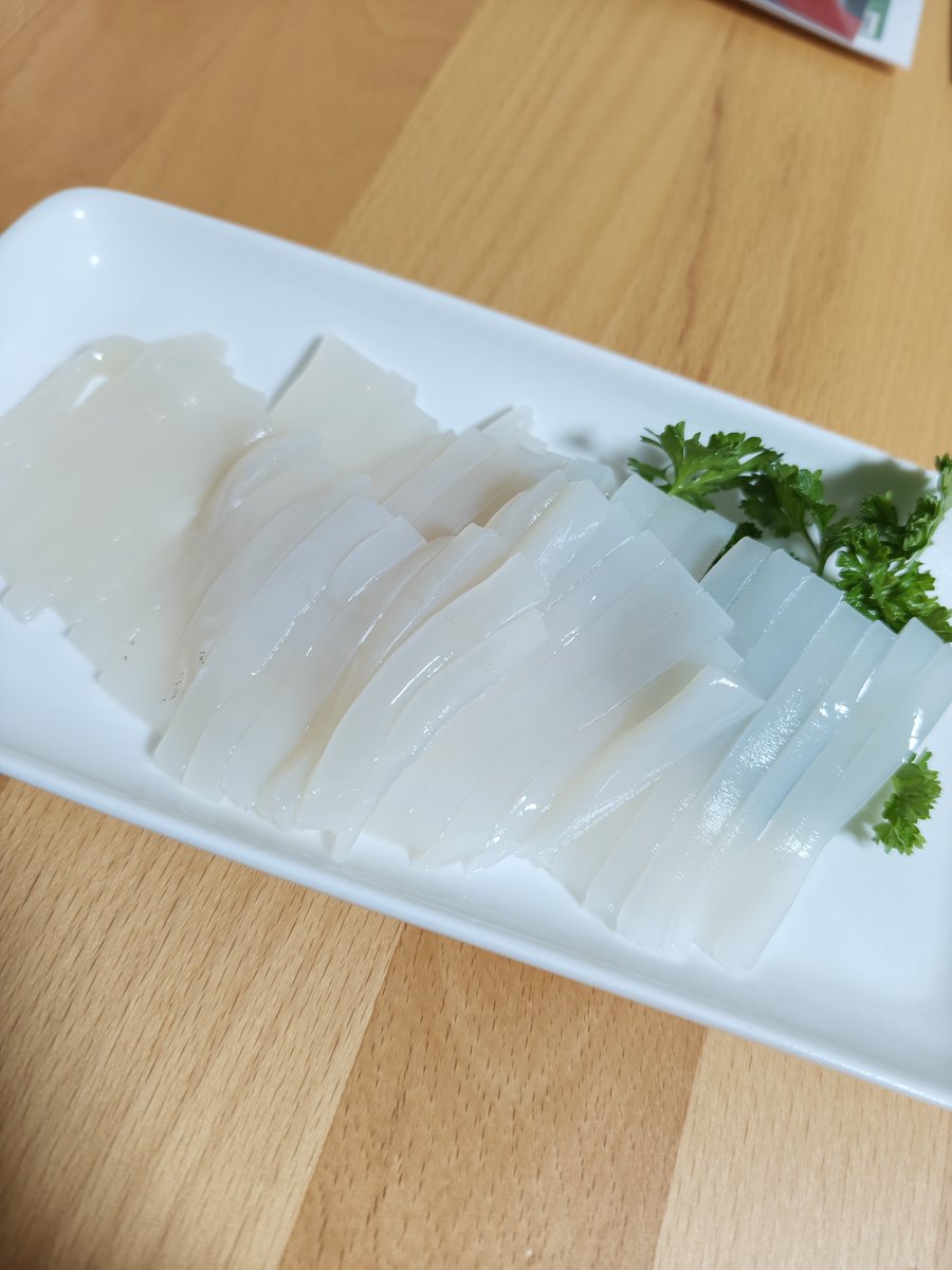 mako_chn's tweet photo. さて、いただきます。

昨日の釣果は10杯です😓
1杯1000円の高級イカですよ、、 https://t.co/pFWBQ715wF