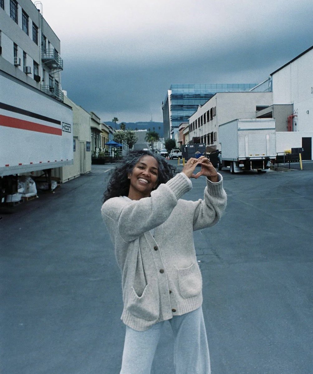 jasimisinclair's tweet photo. A Different World and Forever have a Black female showrunner. The job isn’t easy, there’s a lot of pressure put on their shoulders. They are the ones who lead the writers room, logistics, the overall direction of the story etc. I love seeing Black women lead behind the scenes. 🎬✍🏾✨