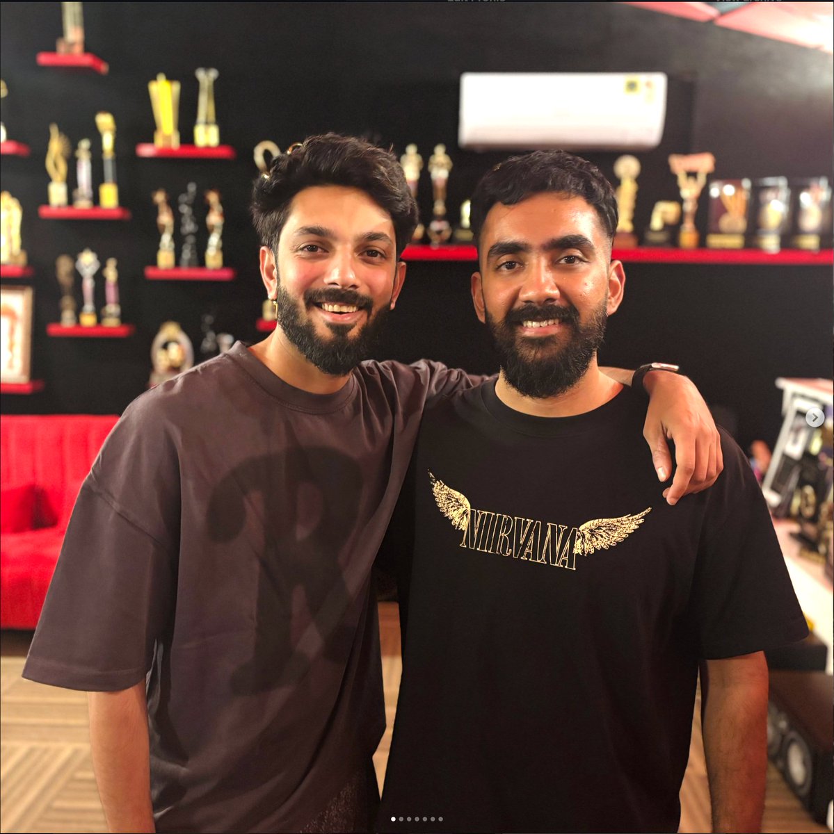 mskrsnamusic's tweet photo. Unlocked a dream collab 🔓 @anirudhofficial x Thalaivar @rajinikanth ‼️ Singing a song like this is a special feeling!  One Sun, One Moon from @nelsondilipkumar ‘s Jailer 2 is out now Ft yours truly! 
#jailer2 #anirudh #mskrsna #onesunonemoon #rajinikanth #nelson #playbacksinger https://t.co/V0B4LhodKa