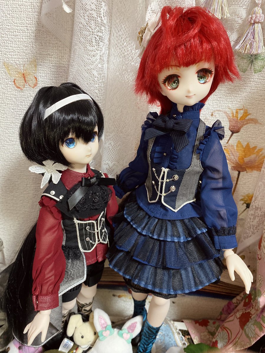rainfallstar80's tweet photo. 鏡メリちゃんドールさんに新しいお洋服を買いましたの　赤青リンクコーデは公式だから…………… https://t.co/IpO1QRDexH