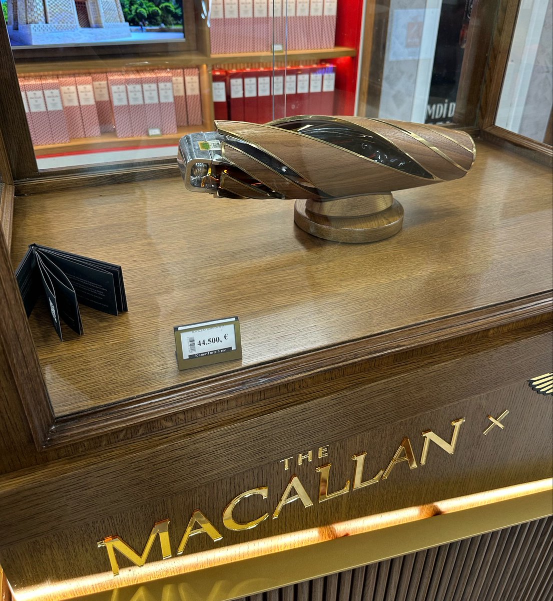 mahvedici01's tweet photo. havaalanında gördüğüm 44.500 euroluk macallan viskiye bakın… tam 2.488.373 Türk Lirası yapıyor bunu alan var mı amk?? https://t.co/lUA4BNEW78