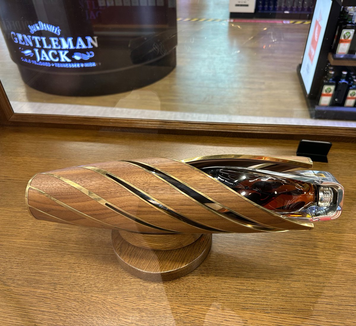 mahvedici01's tweet photo. havaalanında gördüğüm 44.500 euroluk macallan viskiye bakın… tam 2.488.373 Türk Lirası yapıyor bunu alan var mı amk?? https://t.co/lUA4BNEW78