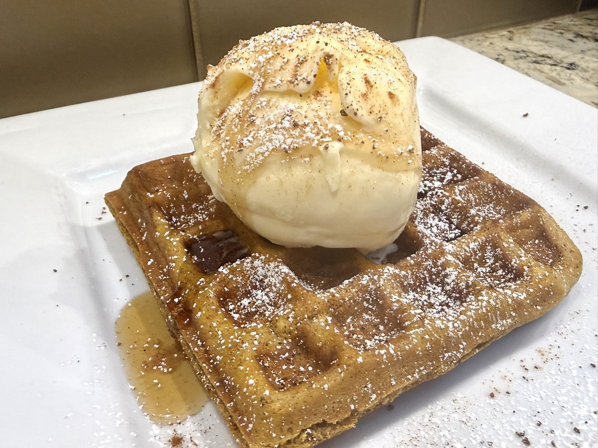 ErinnFL's tweet photo. Went heavy on the spice. Pumpkin pie waffles à la mode for breakfast. https://t.co/o0bENenBXD