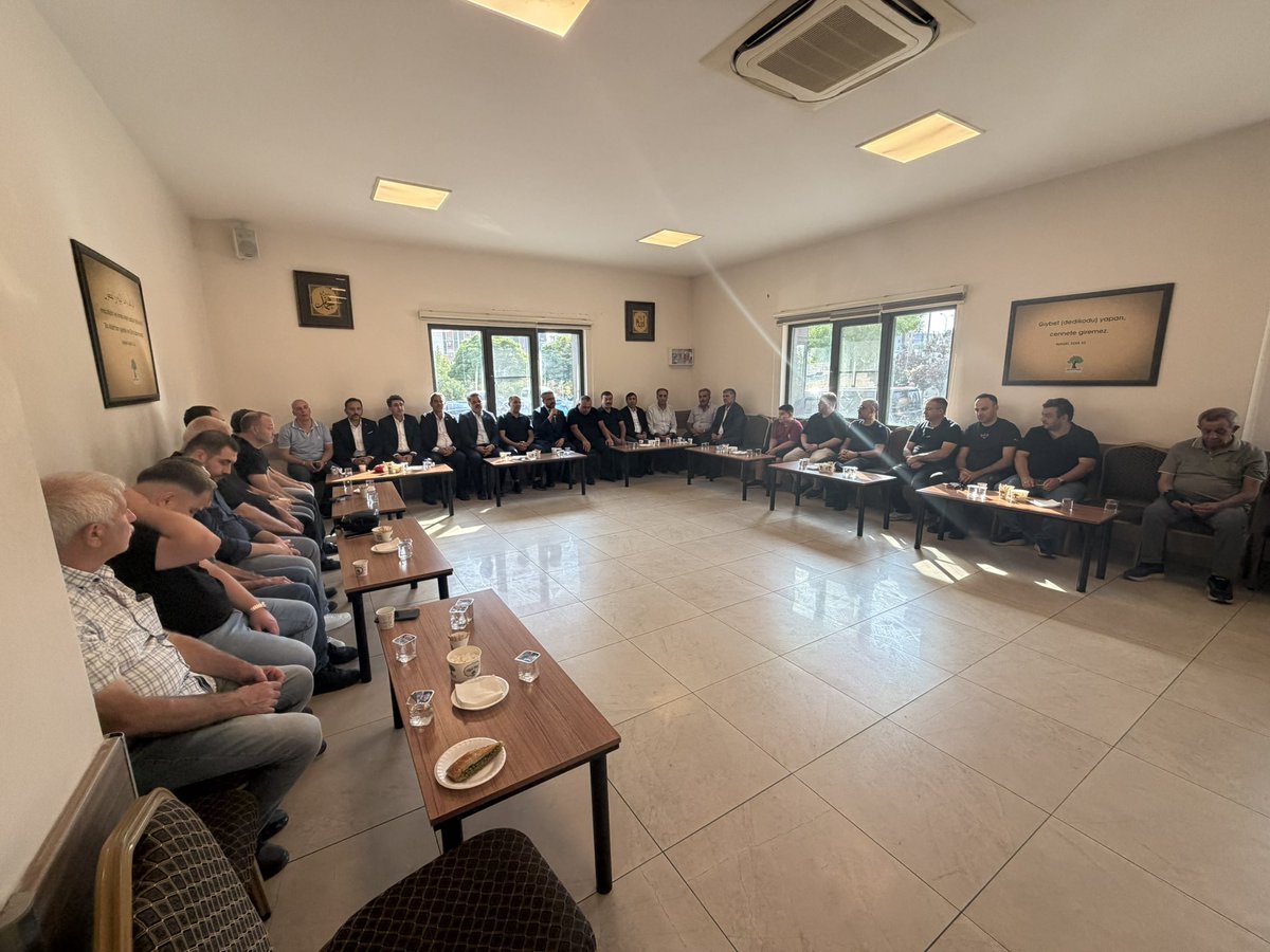 mehmetyilmazmy_'s tweet photo. Mhp Belediye Meclis Üyesi Adayı Sn.Erkan Kılıç’ın Annesi Sevim Kılıç’ın Vefatından Dolayı Taziyesine Katılarak, Başsağlığı Diledik.

Merhumenin Mekanı Cennet Olsun.🤲

@RTErdogan
@abuyukgumus
@abdulhamitgul
@fmfedaioglu
@FatmaSahin https://t.co/RmJD4ssn7y