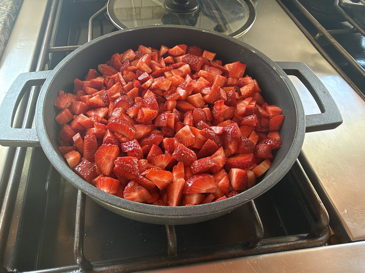 natachadiz's tweet photo. Época de frutillas, temporada de dulce casero.  Es fácil, rápido y rico! Podes hacerlo en tandas chicas y disfrutar de lo saludable, sin conservantes ni saborizantes. Si, tiene azúcar, es mi receta, la hago así.
700 gr de frutillas lavadas, sin cabo, cortadas en trocitos, 350 grs de azúcar y el jugo de 1 limón. La dejas reposar 1/2 hora y al fuego lento, revolviendo hasta que espesa, serán 20 minutos y listo! Yo la guardo en la heladera en frascos esterilizados pero no duran ni una semana!