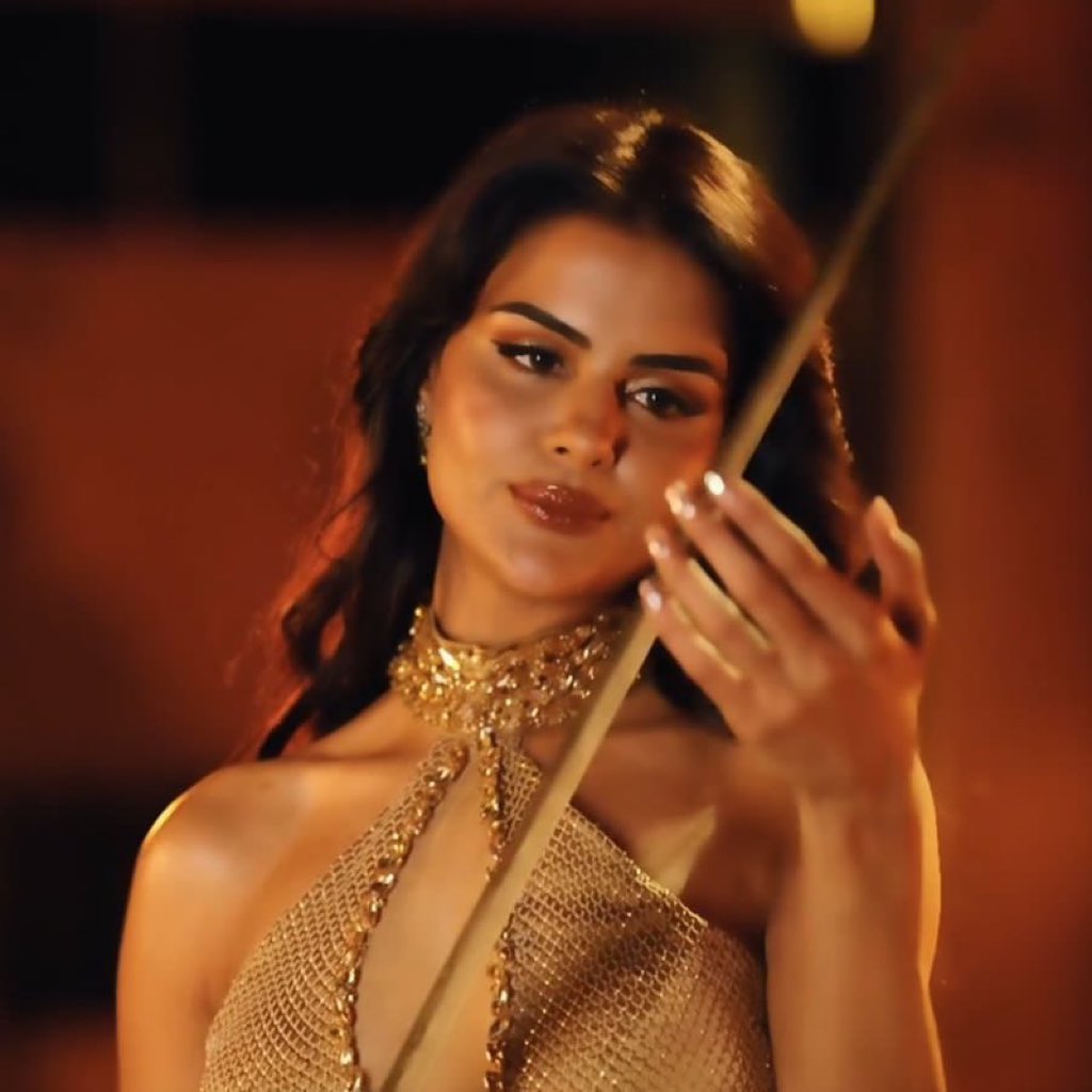 TeamPriyankaFC_'s tweet photo. With every show &amp; every moment, there comes a prified tl which brings back all the love &amp; warmth around. She’s the queen who’ll always have her crown and know how to rule, you go girl ❤️

RISE AND SHINE PRIYANKA https://t.co/JhxxDSdDEN