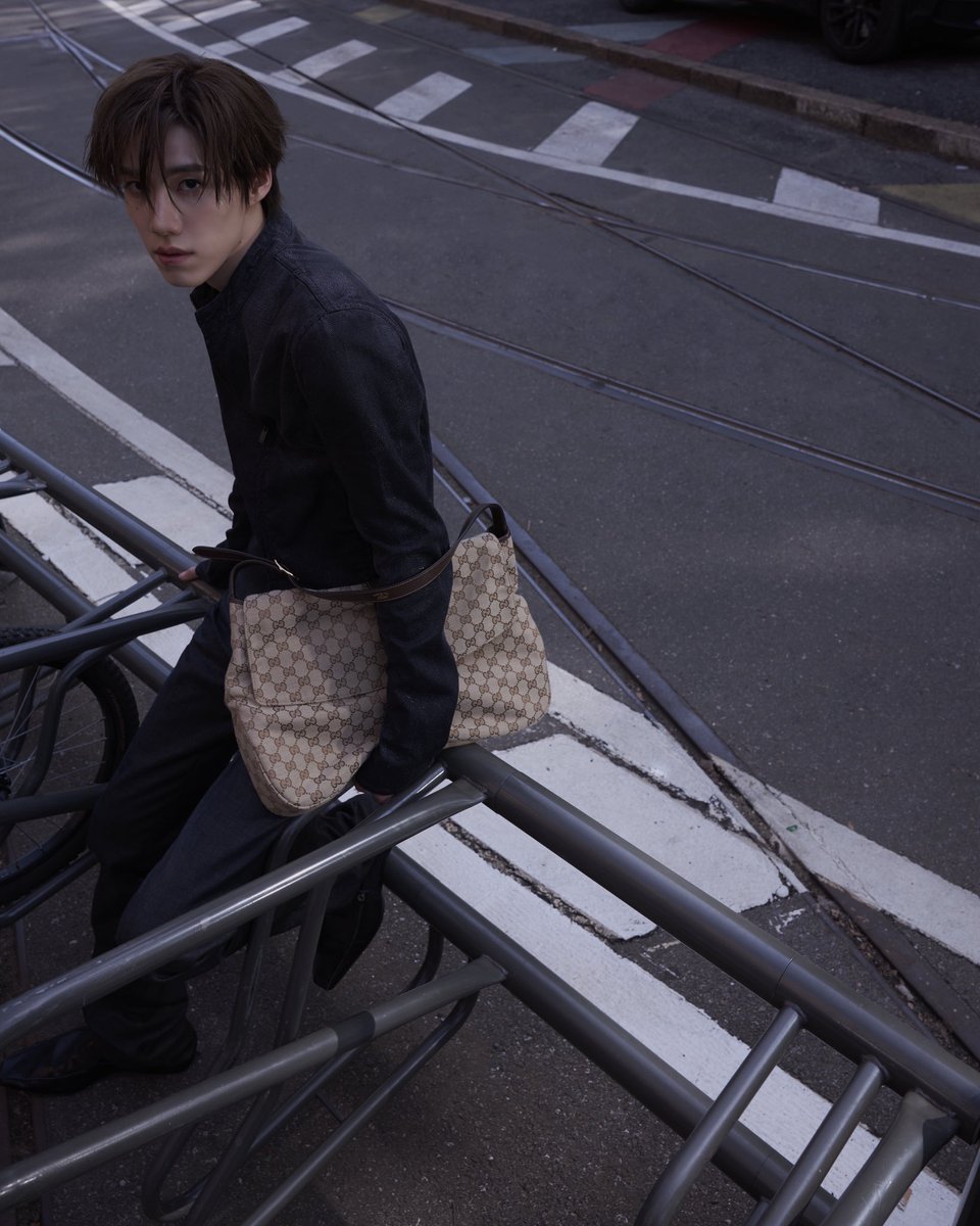 ElleMenThailand's tweet photo. พาชมลุคของ ‘พีพี กฤษฏ์’ Gucci Brand Ambassador ระหว่างร่วมทริปชมแฟชั่นโชว์ #GucciTheStoreShow คอลเล็กชั่น SS27 ณ Milan Fashion Week ลุคนี้พีพีถ่ายทอดเสน่ห์ผ่านสไตล์ที่ผสานตัวตนเข้ากับกลิ่นอายของ Gucci

#ElleMenReport #ElleMenThailand #Gucci #GUCCISS27xPPKRIT #PPKritt https://t.co/QmJGuqNYes