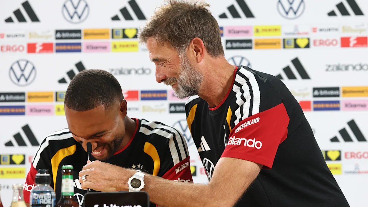 iMiaSanMia's tweet photo. Jonathan Tah was doing his press conference after Jürgen Klopp, when suddenly Klopp returned to the press room and said: "If the boys don't perform tomorrow, my receding hairline is coming back." https://t.co/T7wmX0ZjxN