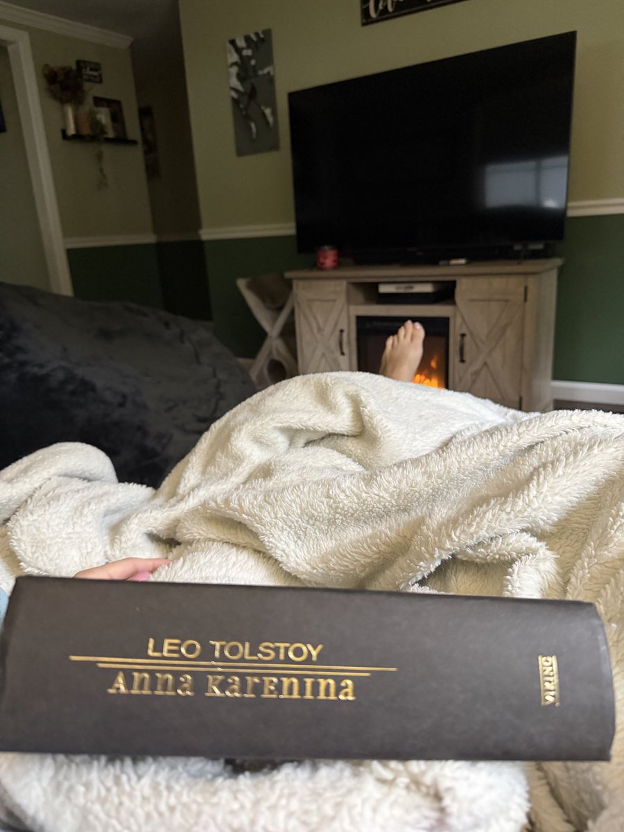 M_Velvet_X's tweet photo. Saturday morning vibes. How’s everyone on the east coast during this nor’easter? #noreaster #coastalstorm #saturday #tolstoy https://t.co/moahPo9yh1