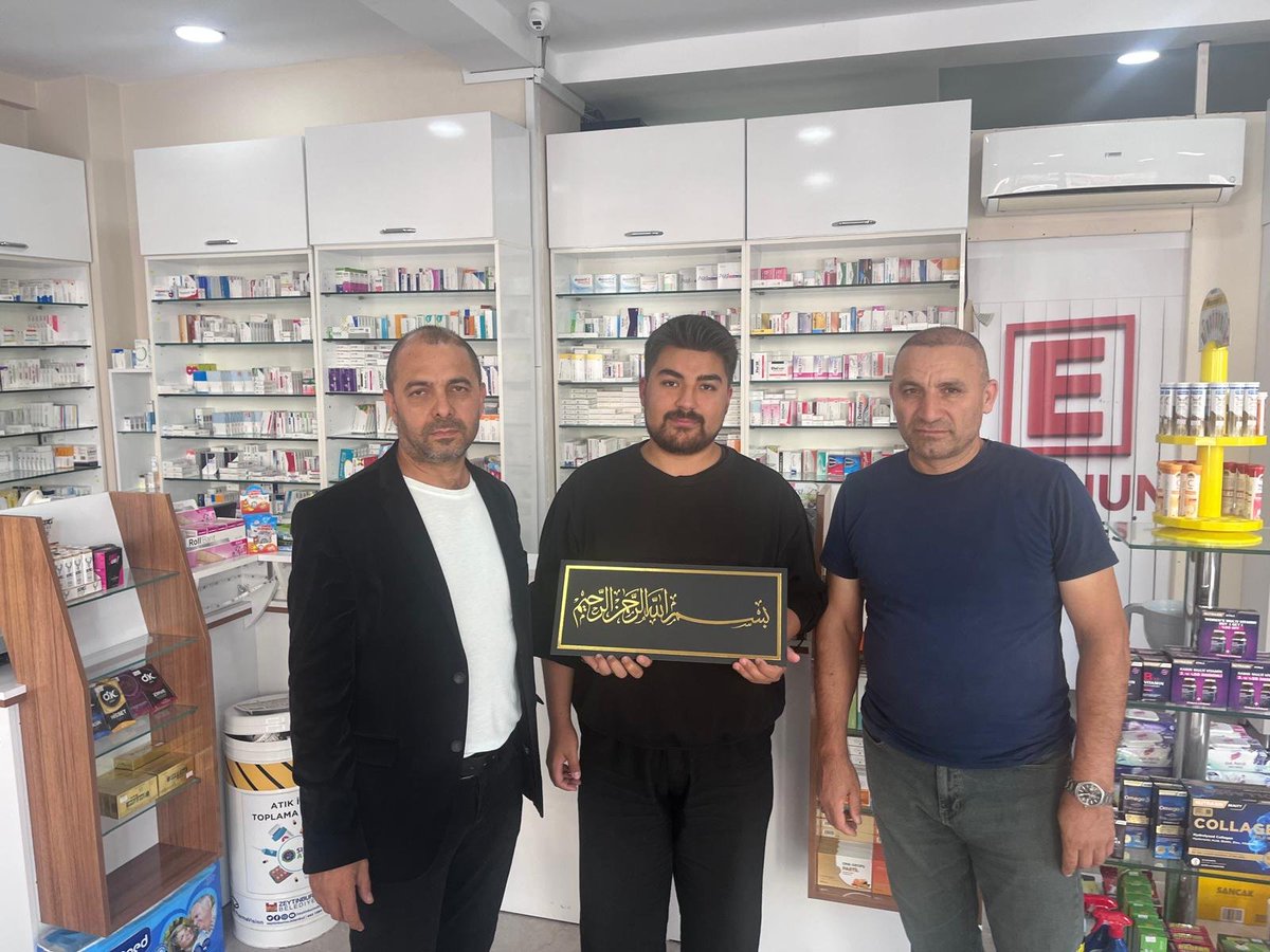 Nurark_34's tweet photo. Nuripaşa Mahallesi olarak Nuripaşadaki eczaneleri Mahalle Başkanı @SelamiKaraomer Zeytinburnu İlçe Yönetimden Hayri Aybek ile ziyaret ederek Besmele-i Şerif takdim ettik. Sağlığımız için emeği geçen tüm eczacıların 25 EYLÜL ECZACILAR GÜNÜNÜ KUTLUYORUZ... https://t.co/O6CkMvOFde