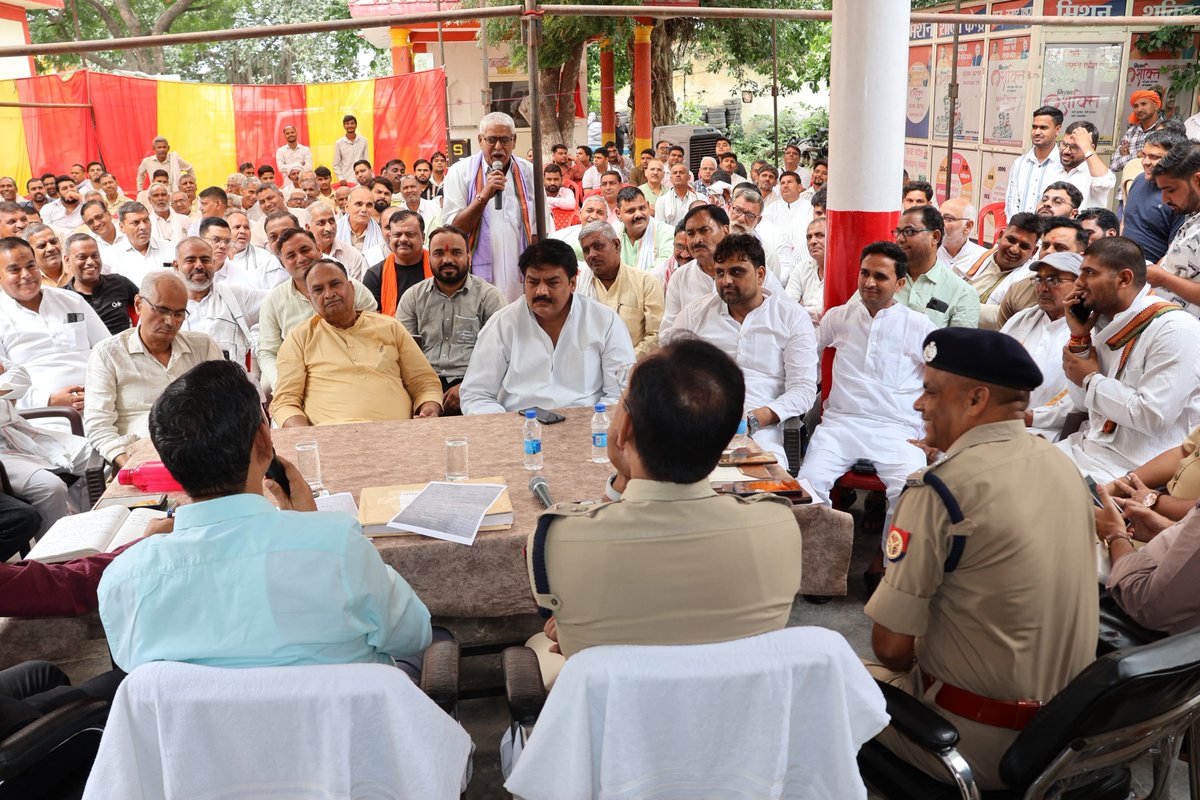 DMMathura1's tweet photo. थाना दिवस के अवसर पर थाना छाता परिसर में जनशिकायतों को ध्यानपूर्वक सुना।

क्षेत्र के संभ्रांत व्यक्तियों, ग्राम प्रधानों तथा चेयरमैनों के साथ विभिन्न समस्याओं पर गहन चर्चा की गई।

अधिकारियों को समस्याओं का त्वरित निस्तारण के निर्देश दिए।

@UPGovt @myogiadityanath
@CMOfficeUP @InfoDeptUP