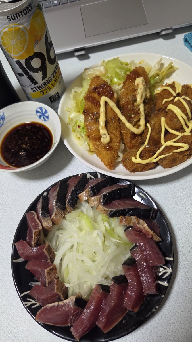 endless725's tweet photo. 連休からすぐに休日✨️いいですね🤣昨日の余ったフライ。グリルで焼き直してマヨネーズ🐣追加でカツオのたたき買ってきた。にんにく醤油が使いたくてカツオ食べる🤣白米とも合うんですよ！それでは乾杯でーす🍻
#晩酌　
#Twitter晩酌部　
#おうちごはん https://t.co/jYXXwN6siv