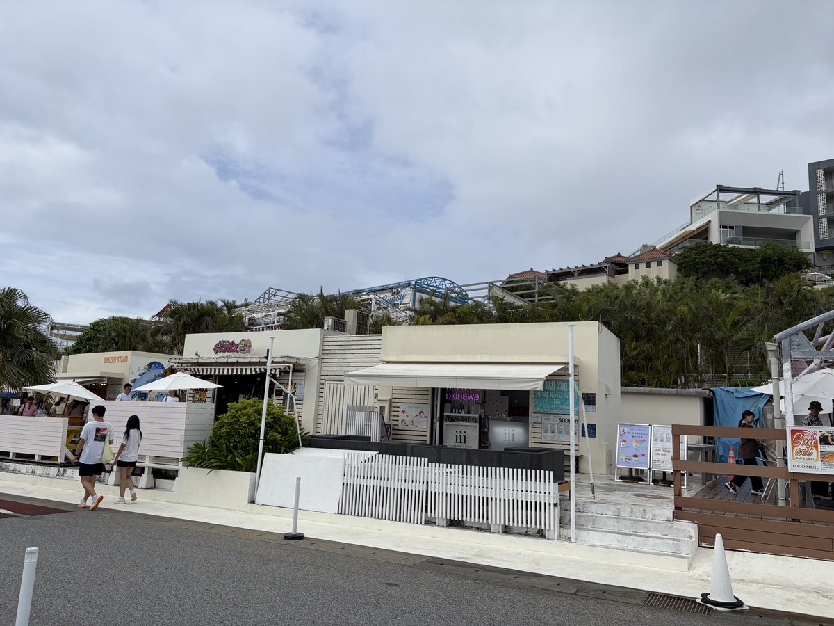 norisumo_'s tweet photo. 沖縄1日目、まずは無事に到着！
めっちゃ晴れてる時間もありましたが基本的に曇ってて時折スコールみたいな感じ…
でも楽しめたので良かったです☺️明日も晴れてくれ〜🙏
そして合間をみてはClaude Codeにぽちぽちと開発の依頼を送ってました。
便利な世の中になったもんですね😁 https://t.co/Rwa2wHtBri