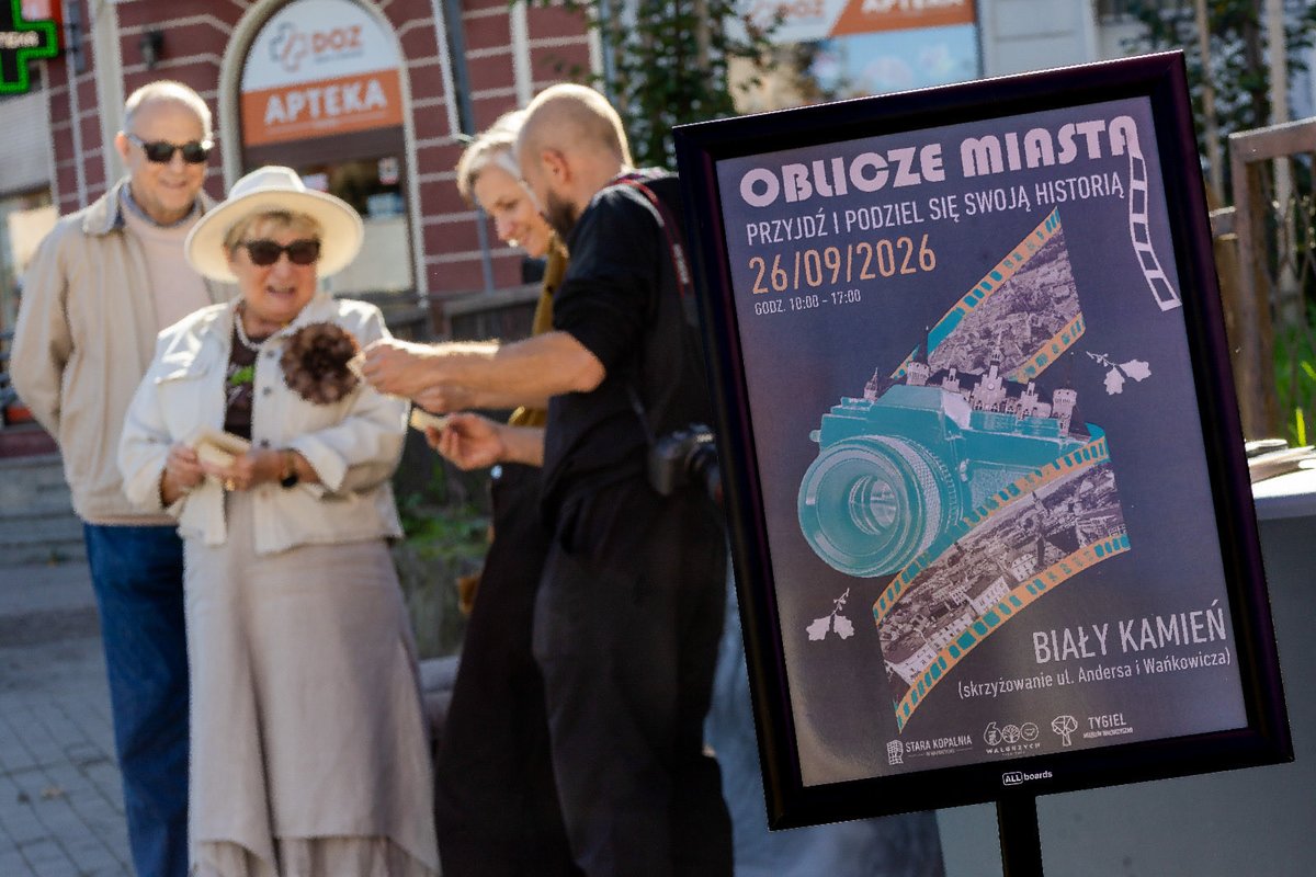 TYGIELWalbrzych's tweet photo. Biały Kamień, czekamy na Was dziś do 17:00! 📸 Zapraszamy na róg Andersa/Wańkowicza na sesję w technice mokrego kolodionu w ramach proj. #ObliczeMiasta. Wasze portrety na szkle trafią do powstającego @TYGIELWalbrzych.
📷 Foto: P. Sokołowski
🗣️ Relacje: W. Wrona-Gaj

@WalbrzychMM https://t.co/QAAtoYTHUV
