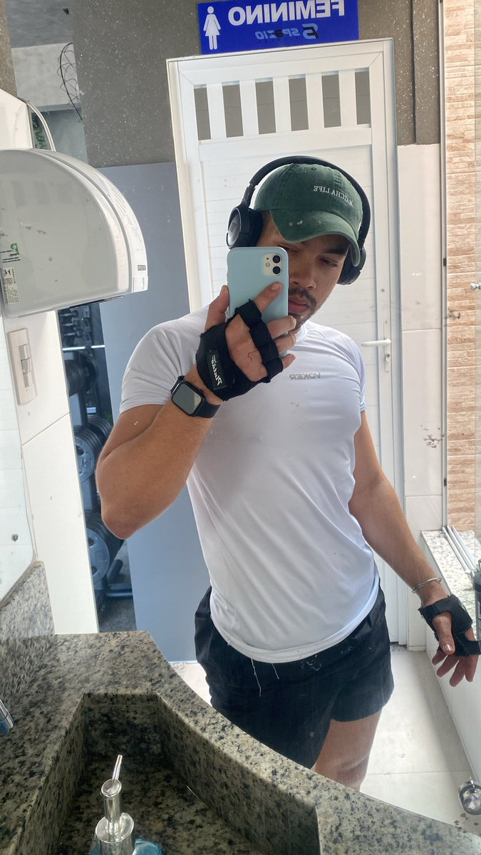 offJuniop's tweet photo. O treino de peito segue sendo o melhor https://t.co/vOBadP0smk