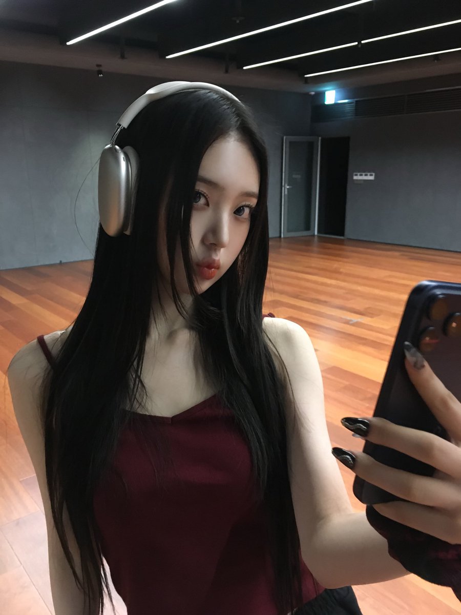 MarkedLeesol's tweet photo. @MarkedTheo Yah gimana dong soalnya terlanjur loving him is RED ❤️ https://t.co/r8f36tsE0C