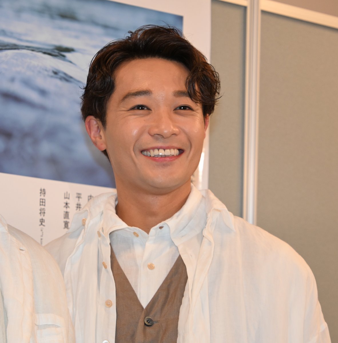 oricon's tweet photo. 丸山隆平、半自伝的舞台『water』開幕🧡

“丸山隆平”役は想像以上の難役に
https://t.co/MYVIFYkHz8

同時期に舞台の安田章大へメッセージ💦
先にスタートで「ごめん！行けないと思う！」
https://t.co/uG1SVgqKOZ https://t.co/SbkNZ0PPjQ