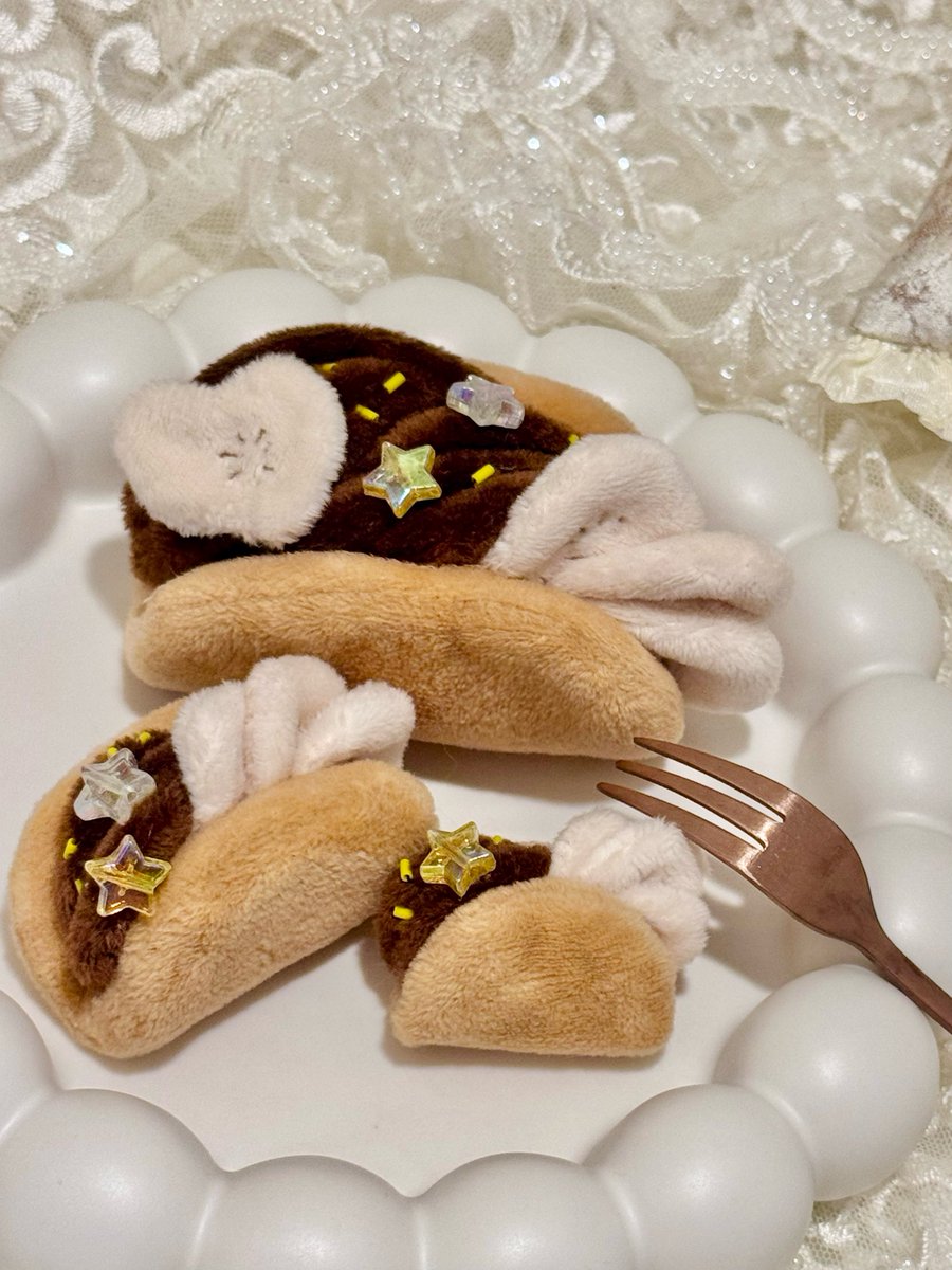 ElfinLulukey's tweet photo. ˚.꒰ 🍫チョコバナナのオムレット🍌 ꒱.˚

小さいサイズは10〜20cmぬいちゃんの頭に乗せられます。

ぬいFes07にて🍴✨
10/4(日) 【E01-02】 Elfin Lulukey https://t.co/L45qFmahcB