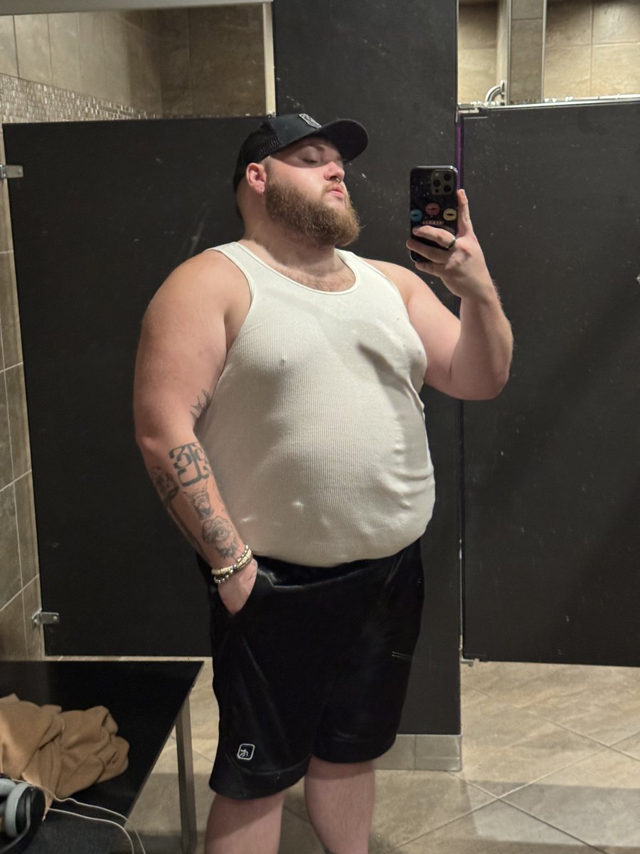 chuggzzy's tweet photo. anyone who’s sexy come to the beat https://t.co/vqBTSphYWu