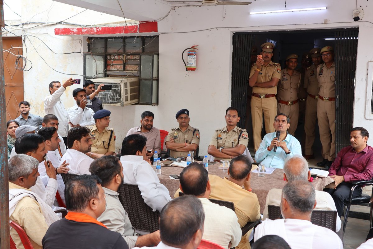 DMMathura1's tweet photo. थाना दिवस के अवसर पर थाना छाता परिसर में जनशिकायतों को ध्यानपूर्वक सुना।

क्षेत्र के संभ्रांत व्यक्तियों, ग्राम प्रधानों तथा चेयरमैनों के साथ विभिन्न समस्याओं पर गहन चर्चा की गई।

अधिकारियों को समस्याओं का त्वरित निस्तारण के निर्देश दिए।

@UPGovt @myogiadityanath
@CMOfficeUP @InfoDeptUP