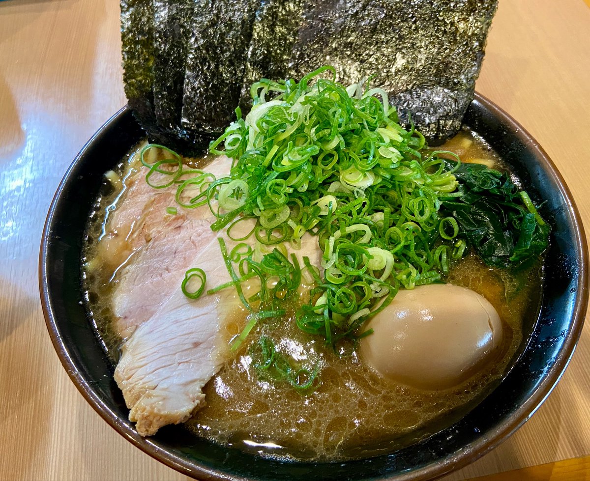 torimenoseinen's tweet photo. 輝道家直系 皇綱家@池袋
皇綱特製ラーメン＋麺大盛＋ライス(食べ放題)

全部普通

駅近好立地の家系ラーメン。

やや醤油先行のスープのためライスを2杯いただいた。

ごちそうさまでした。 https://t.co/cu2AHay47F