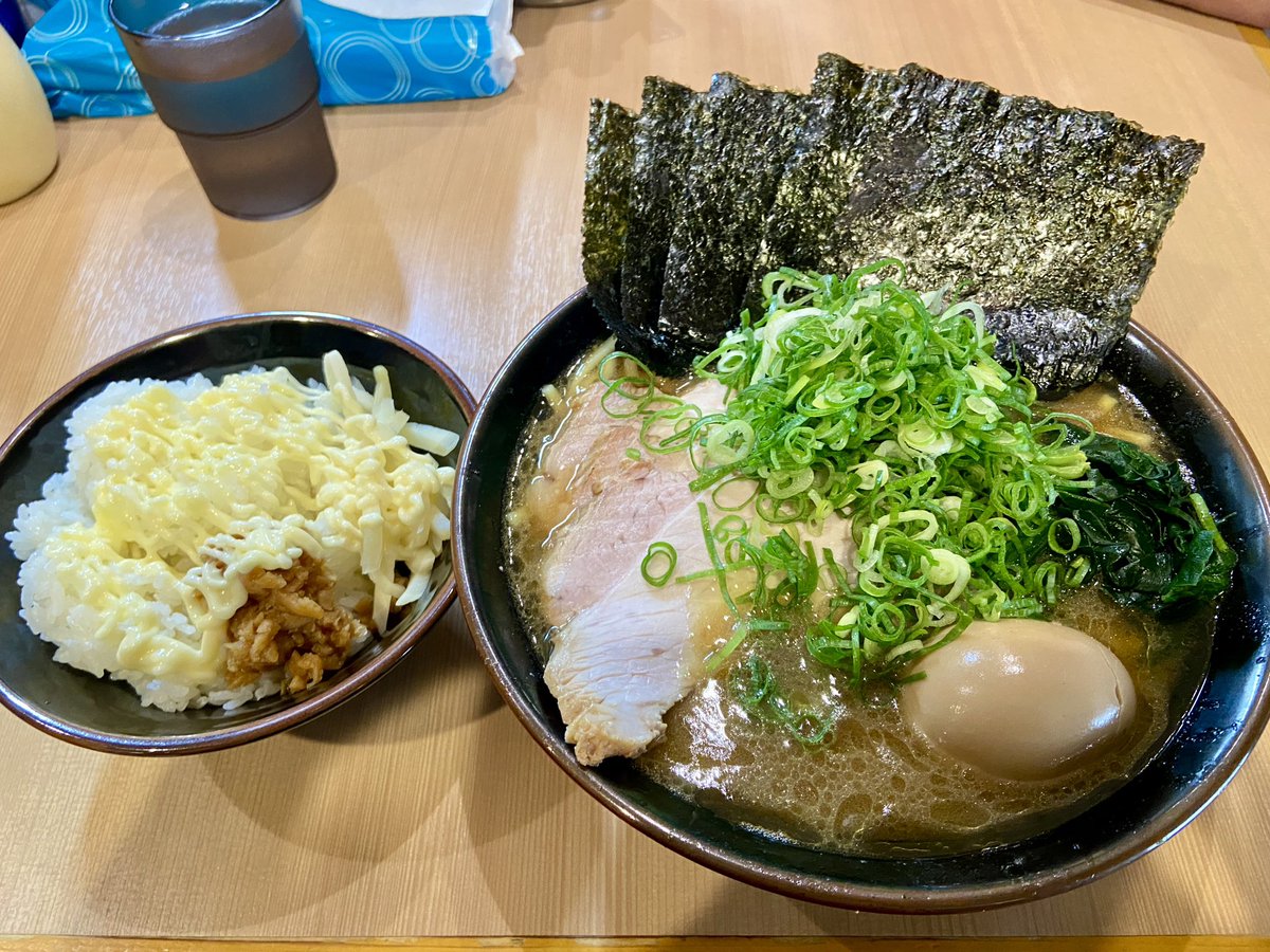 torimenoseinen's tweet photo. 輝道家直系 皇綱家@池袋
皇綱特製ラーメン＋麺大盛＋ライス(食べ放題)

全部普通

駅近好立地の家系ラーメン。

やや醤油先行のスープのためライスを2杯いただいた。

ごちそうさまでした。 https://t.co/cu2AHay47F