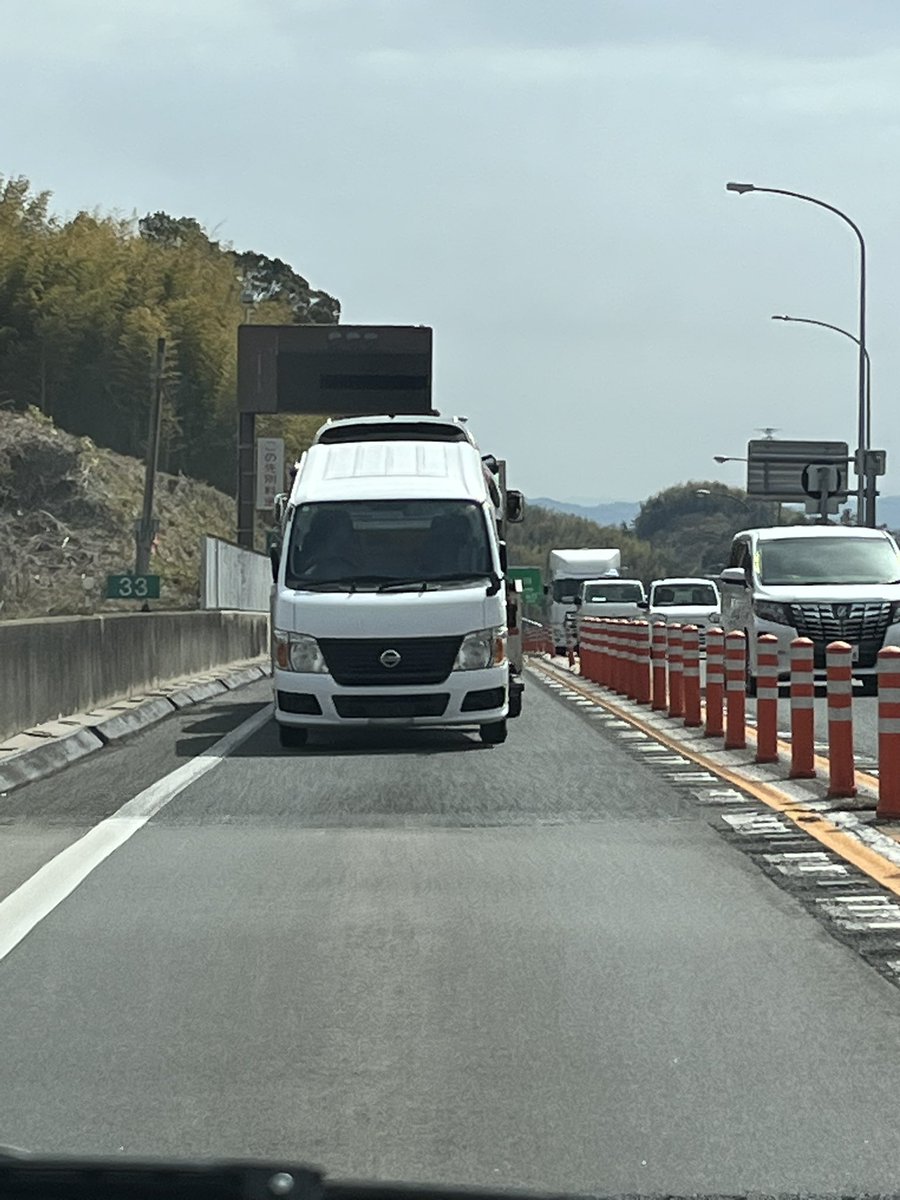KC_LV280Q's tweet photo. @3522_DF 大名行列…ありますよねぇ💦せめてインター前後に追い越し車線だけでも作ってほしいですよね。 https://t.co/9KMbppM2SV