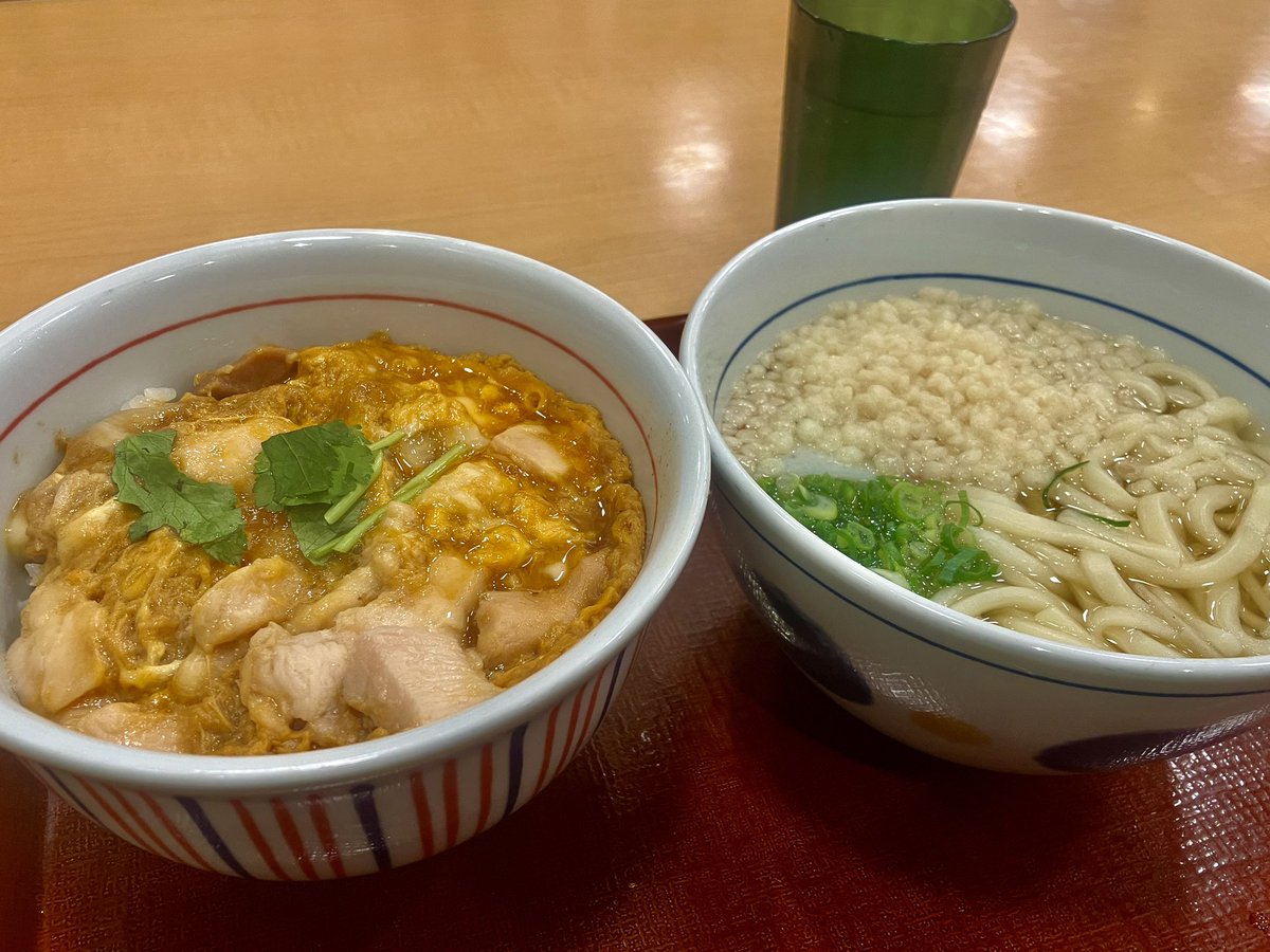 CrossOver12_Abu's tweet photo. 本日の仕事も7割くらい終わり、後は片付けて帰るだけ。

一時的に強く降った雨でシーバスの活性チェックに行きたいけど明日も仕事だから帰らなければ…

とりあえず本日の夕ご飯はなか卯の親子丼 https://t.co/CFxVa4ndzz