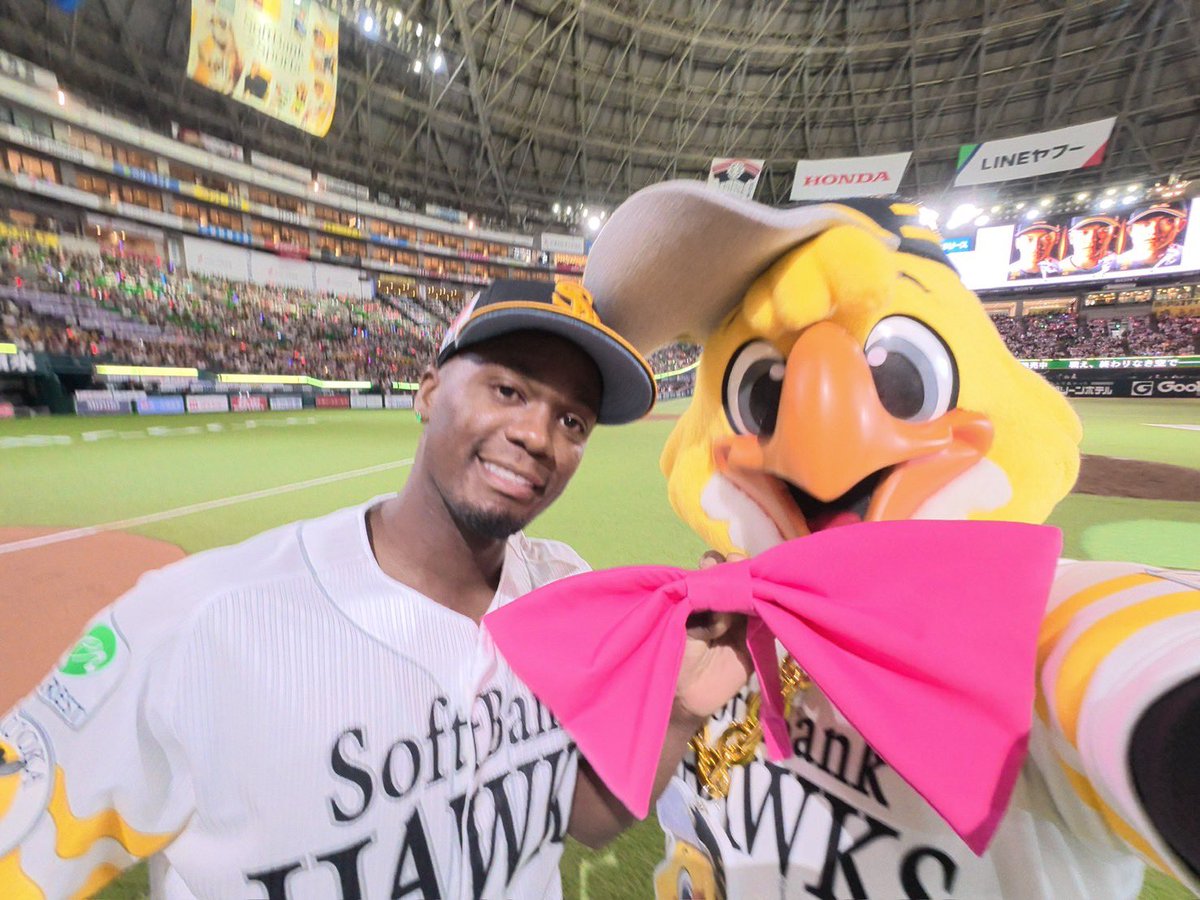 hawksHarry's tweet photo. 今日もたくさんの応援ありがとう！
モイネロ投手ナイスピッチング⚾️
3本のホームランを放ち、庄子選手はプロ初ホームラン！
明日のホーム最終戦も応援よろしくね！
東北楽天ゴールデンイーグルスのみなさん・ファンの皆さん、福岡での試合ありがとうございました！
最後の試合も熱い戦いを👊
#sbhawks https://t.co/zyrbNP3aZL