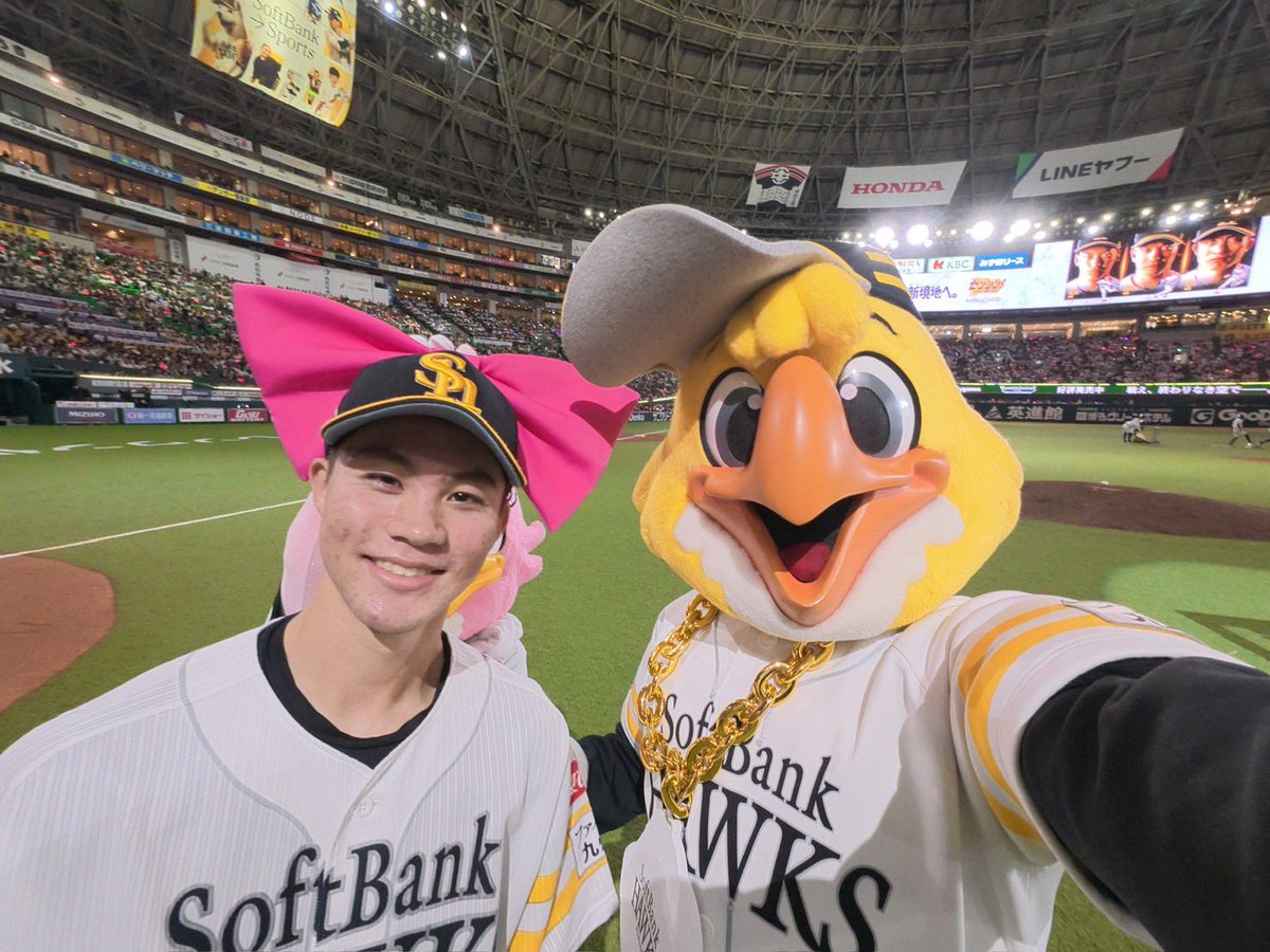 hawksHarry's tweet photo. 今日もたくさんの応援ありがとう！
モイネロ投手ナイスピッチング⚾️
3本のホームランを放ち、庄子選手はプロ初ホームラン！
明日のホーム最終戦も応援よろしくね！
東北楽天ゴールデンイーグルスのみなさん・ファンの皆さん、福岡での試合ありがとうございました！
最後の試合も熱い戦いを👊
#sbhawks https://t.co/zyrbNP3aZL