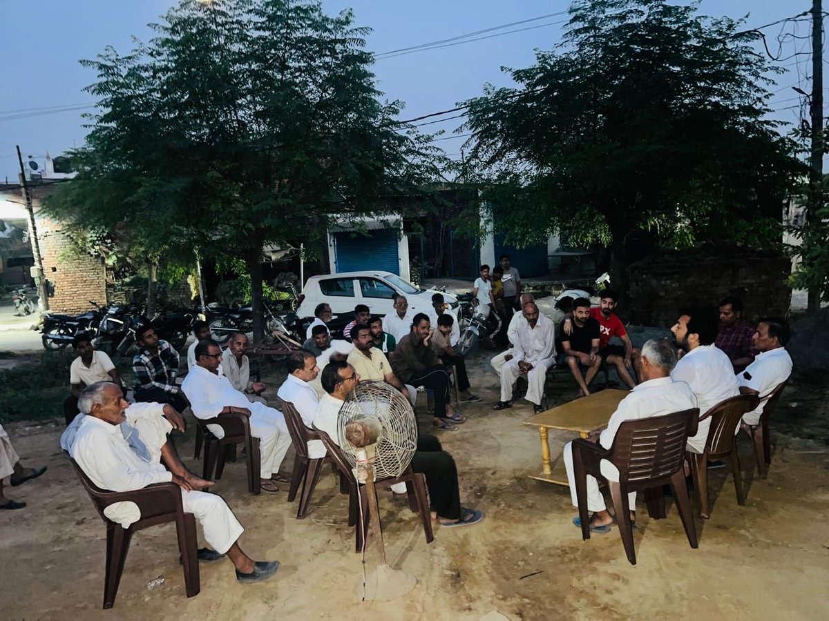 umeshkamboj5's tweet photo. लगातार चल रहे जनसंपर्क अभियान के तहत हल्का रादौर के गांव कुंजल में अपनों के बीच पहुंचकर साथियों से आत्मीय मुलाकात हुई।
अपनों का स्नेह, विश्वास और समर्थन ही मेरी सबसे बड़ी ताकत है।
#Haryana #Congress #Radaur https://t.co/MyKWKMMTcy