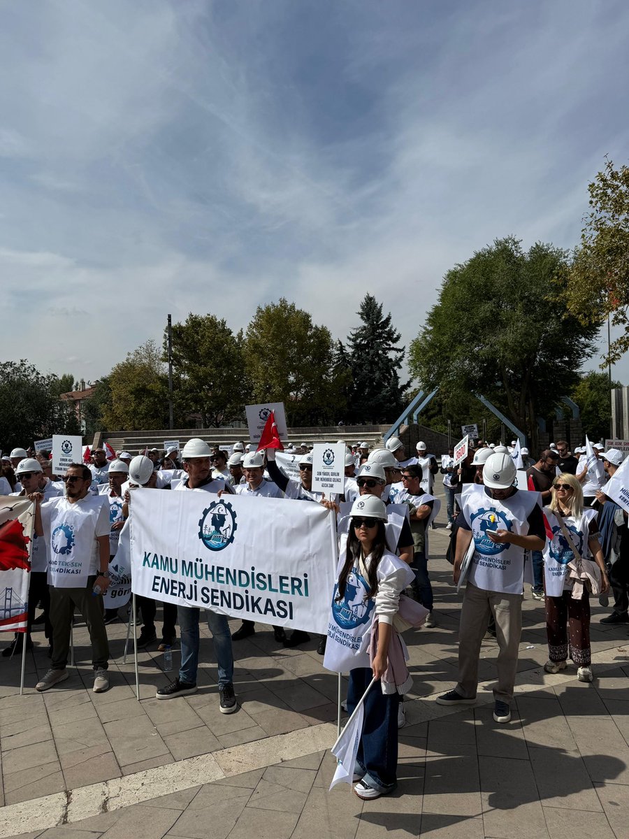 ulasskarasu's tweet photo. 📍 Mühendislerin Sesi Anıtpark’tan Yükseliyor!

Mensubu olmaktan onur duyduğum mühendislik mesleğinin ve kamuda görev yapan mühendislerimizin yıllardır biriken ekonomik, mesleki ve özlük sorunlarının görmezden gelinmesine karşı Mühendis Tek-Sen Konfederasyonu ve bağlı sendikaların Anıtpark’taki hak mücadelesinin yanındayız.

Bir kentin altyapısından suyuna, ulaşımından imarına; sanayiden enerjiye, üretimden afet güvenliğine kadar kamusal yaşamın hemen her alanında mühendislerin bilgisi, emeği ve imzası var. Böylesine ağır teknik ve hukuki sorumluluk taşıyan kamu mühendislerinin emeğinin değersizleşmesine, ücretlerinin erimesine ve mesleki itibarlarının aşındırılmasına seyirci kalınamaz.

Mühendislik bilgisi kamunun gücüdür; mühendis emeğinin karşılığını vermek ise kamusal sorumluluktur.

Mesleki itibarımız, emeğimizin karşılığı, ekonomik ve özlük haklarımız için mücadele eden tüm meslektaşlarımın yanındayım.

Yaşasın örgütlü mücadelemiz, yaşasın mühendislerin dayanışması!

#KamuMühendisleriAnıtparkta

#KamuMühendisleri