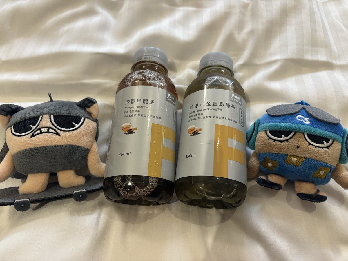 longshucai's tweet photo. ファミマの茶葉入り烏龍茶の飲み比べ。
どっちも美味しい！けど、好みは阿里山金萱烏龍茶かな。爽やかな風が吹いた気がする😆 https://t.co/guzX9JzaPK