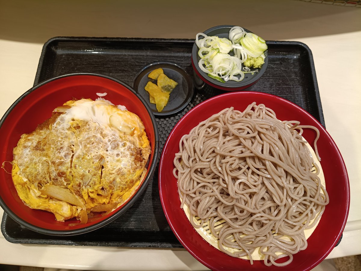 honzune1's tweet photo. 念願叶って「名代 富士そば 御徒町駅前店」へ（富士そばは大阪にありません）若い頃、東京出張時の夕食は基本富士そばでした。仕事を終えて御徒町将棋センターへ寄った後カツ丼セットを食べる。贅沢なひと時でした。店内BGMの演歌も素晴らしい。 https://t.co/uHQbVc8A19