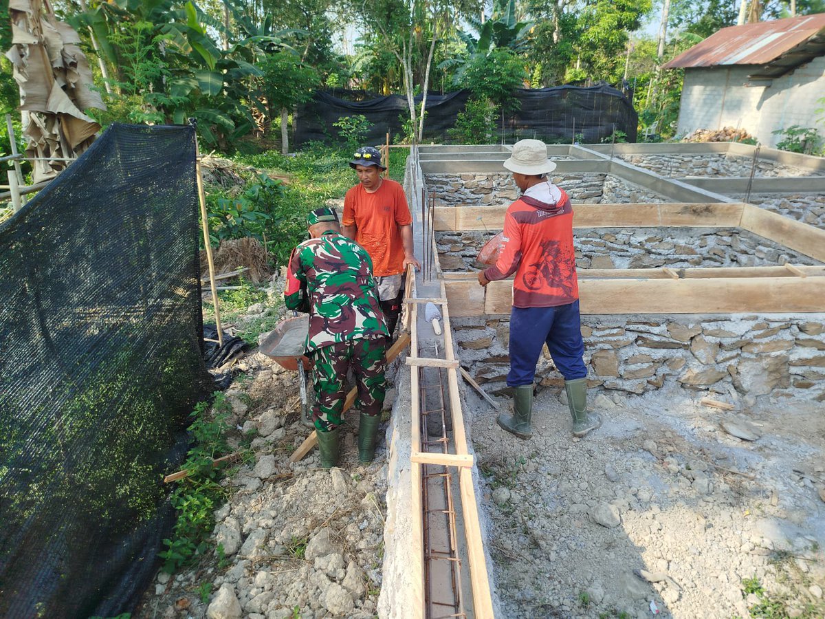 M1513sbb's tweet photo. Babinsa Koramil 1513-01/Piru Bantu Warga Cor Slop Pondasi Rumah.

Baca selengkapnya👇
https://t.co/KTy4YYlRA9 https://t.co/0Iy67m4H2R