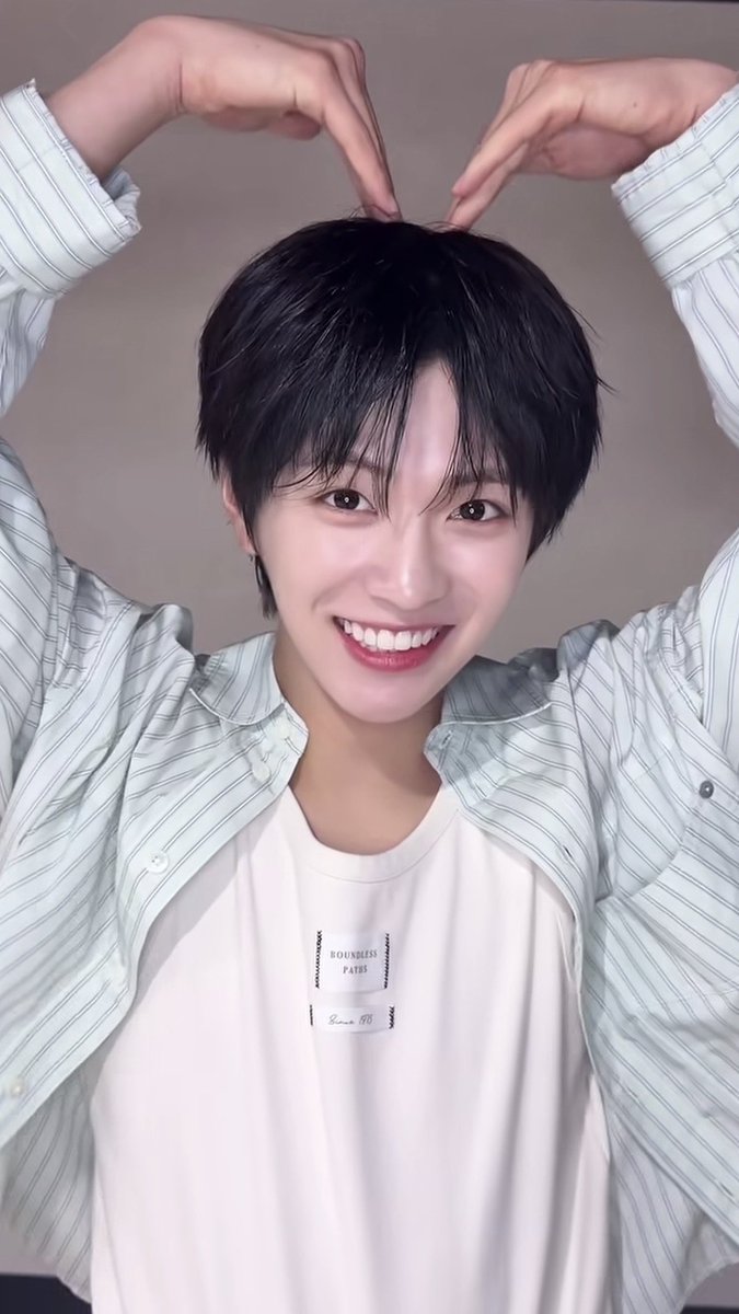 pozzidesu's tweet photo. 손은 완전 남—자 얼굴은 애기 https://t.co/luVU3ik9k7