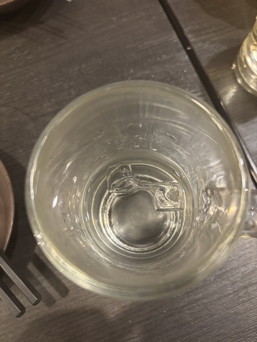 RIZIN1011's tweet photo. 芋ロック頼んだらジョッキできたのとロックなのに氷なさすぎやろ！サラリーマン舐めてんのか？ https://t.co/6DBhfWJM2A