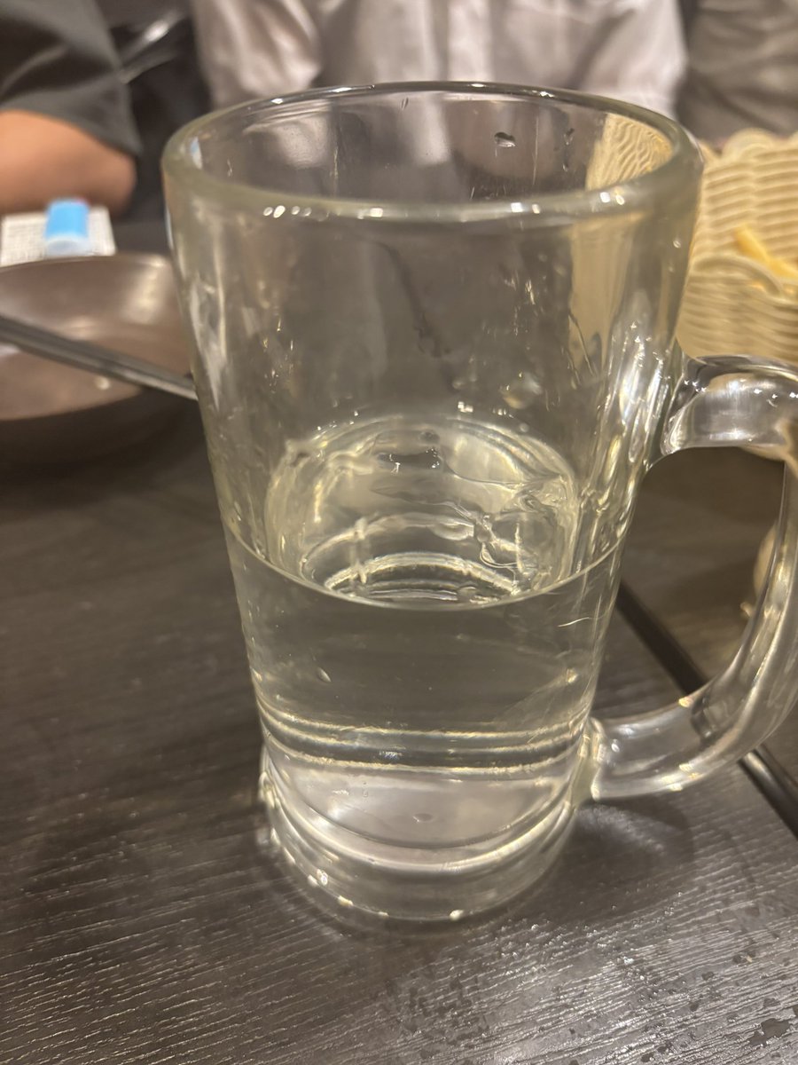 RIZIN1011's tweet photo. 芋ロック頼んだらジョッキできたのとロックなのに氷なさすぎやろ！サラリーマン舐めてんのか？ https://t.co/6DBhfWJM2A